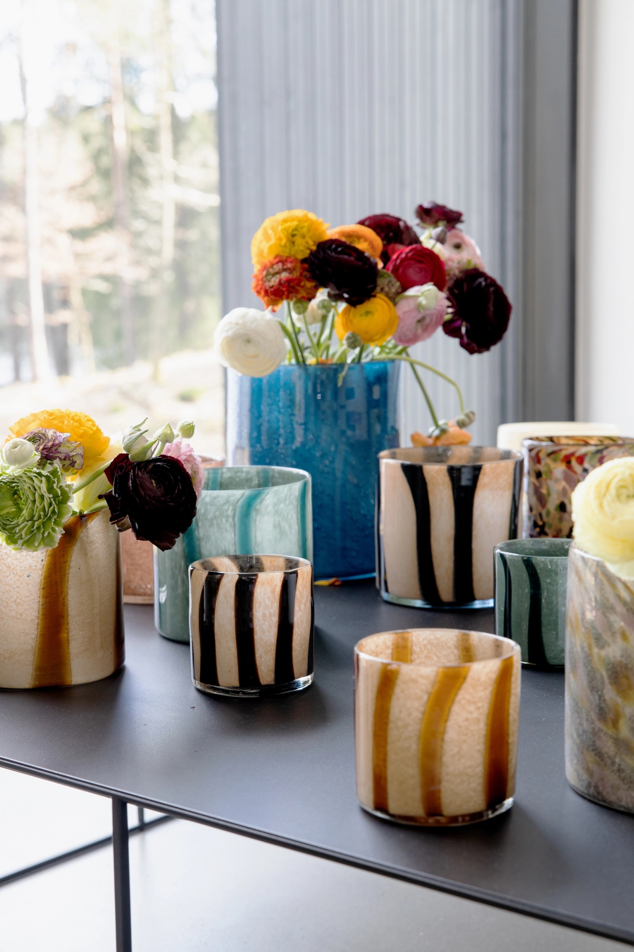 Randiga ljuslyktor på ett vardagsrumsbord