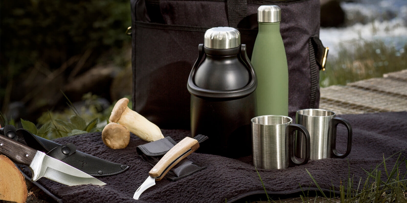 Soppkniver liggende på et pledd i skogen