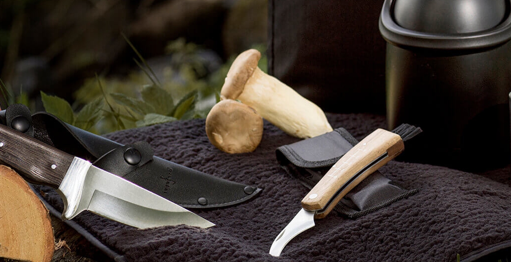 Ihana metsä, termos, mukit ja tyylikkäät sieniveitset puisilla kahvoilla