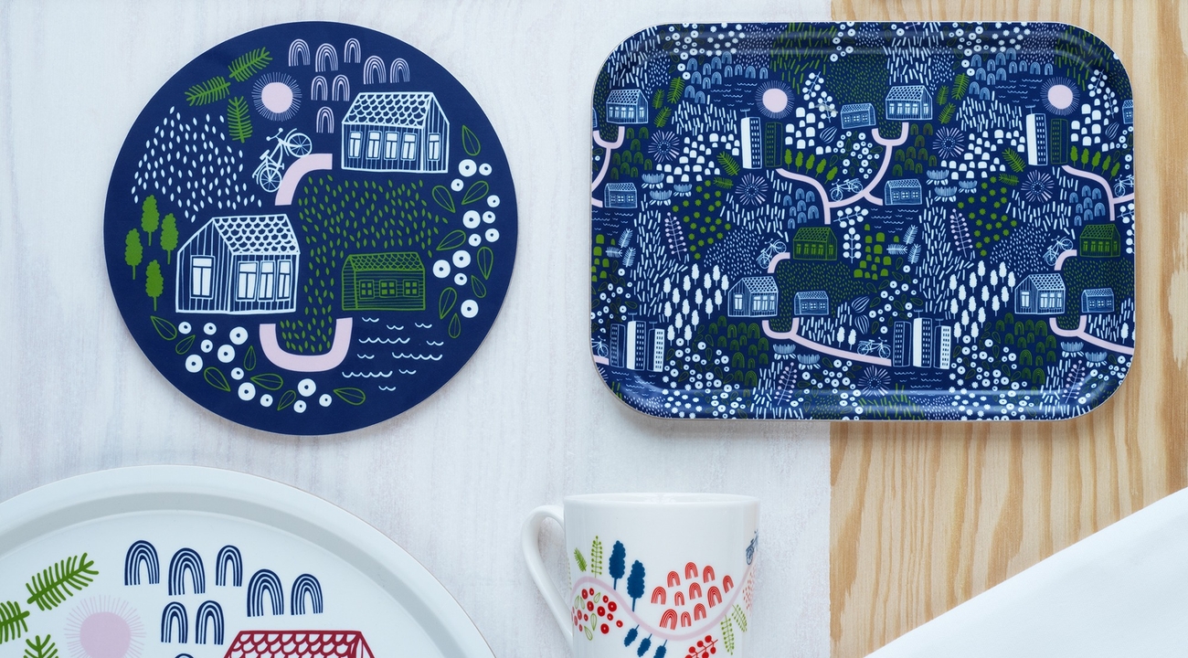 Et bord med et rundt og et firkantet brett