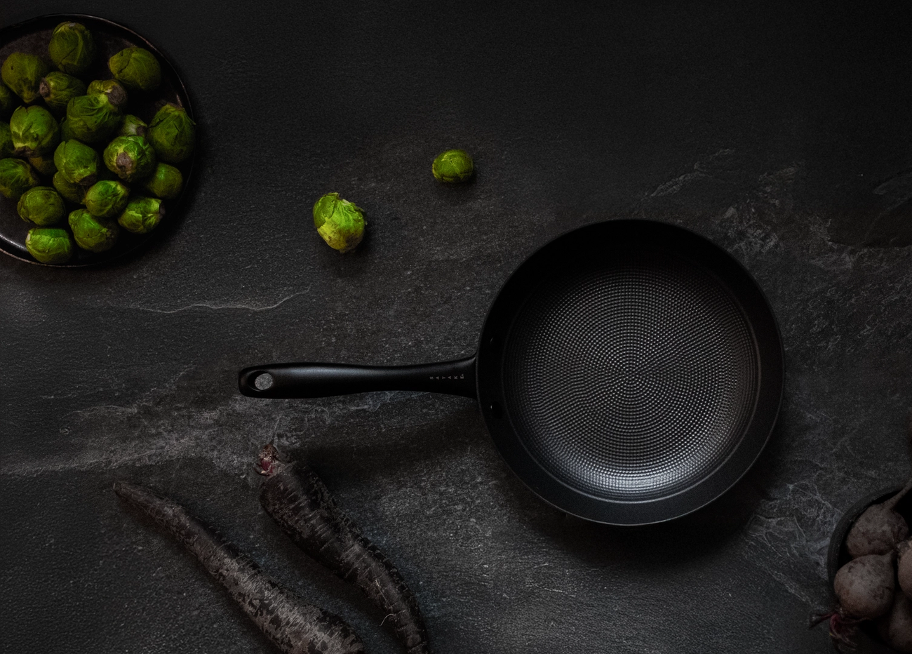 Honeycomb keramisk stekepanne fra Satake på et trebord