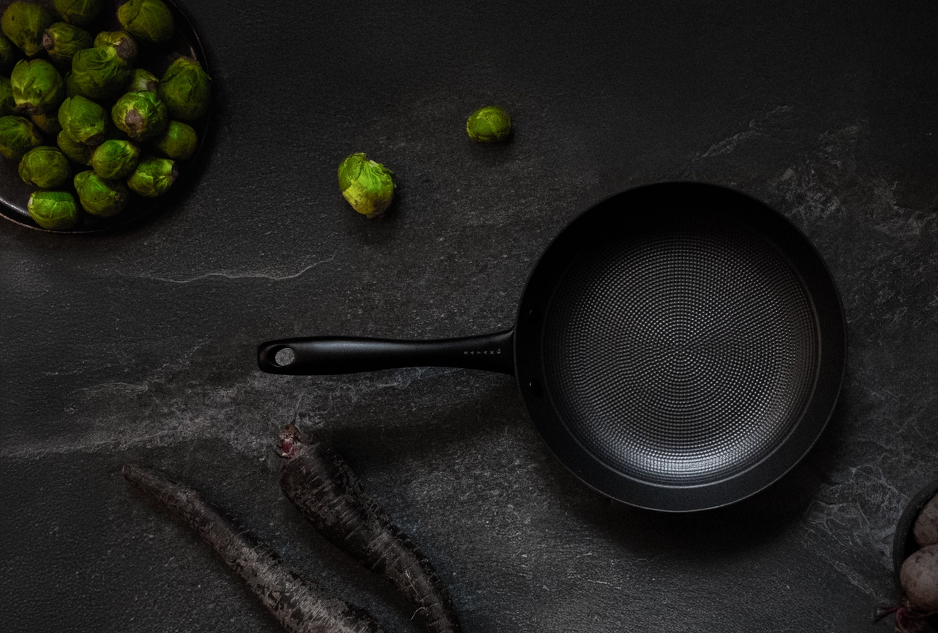 Honeycomb keramisk stekepanne fra Satake på et trebord