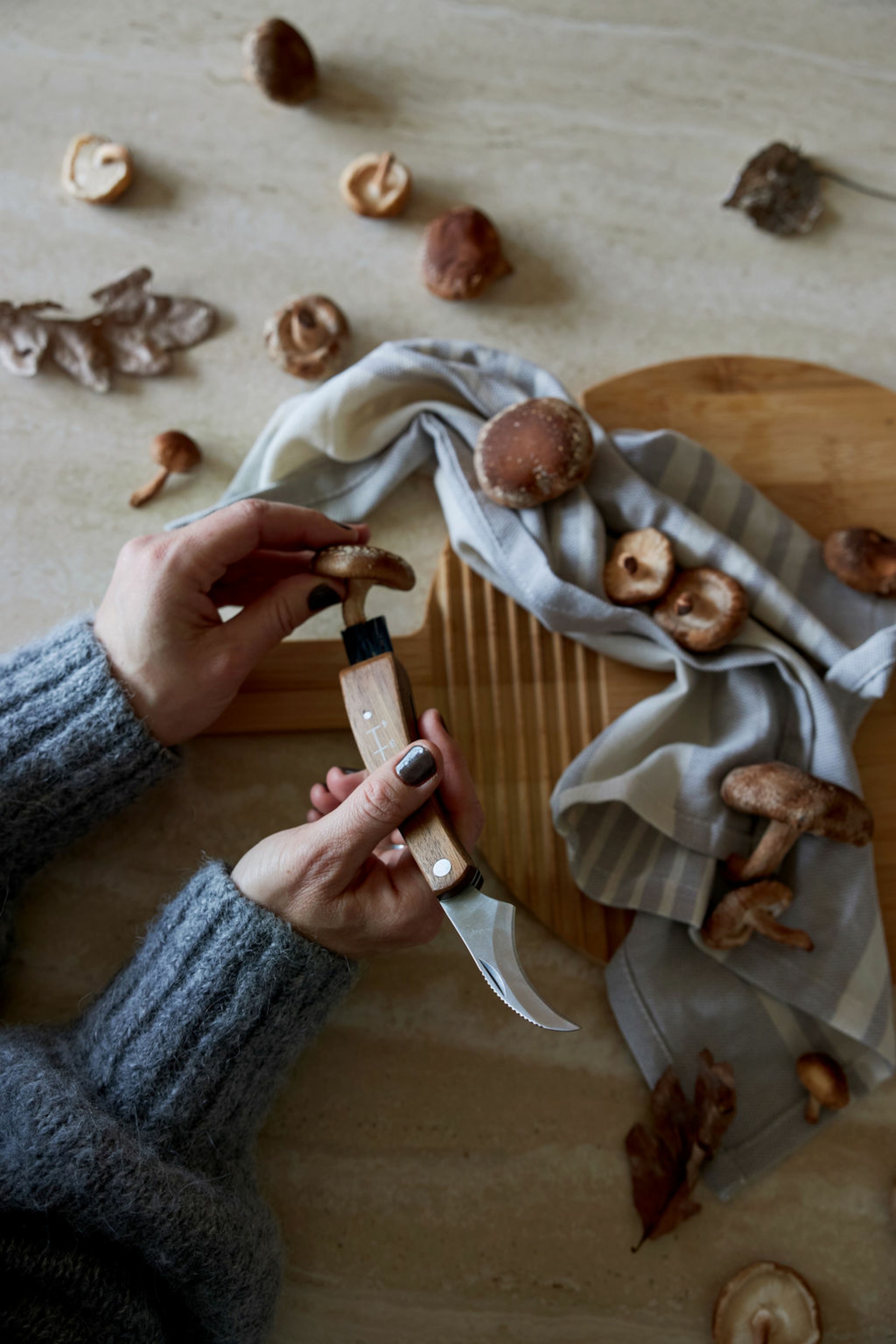 En person som rensar svampar