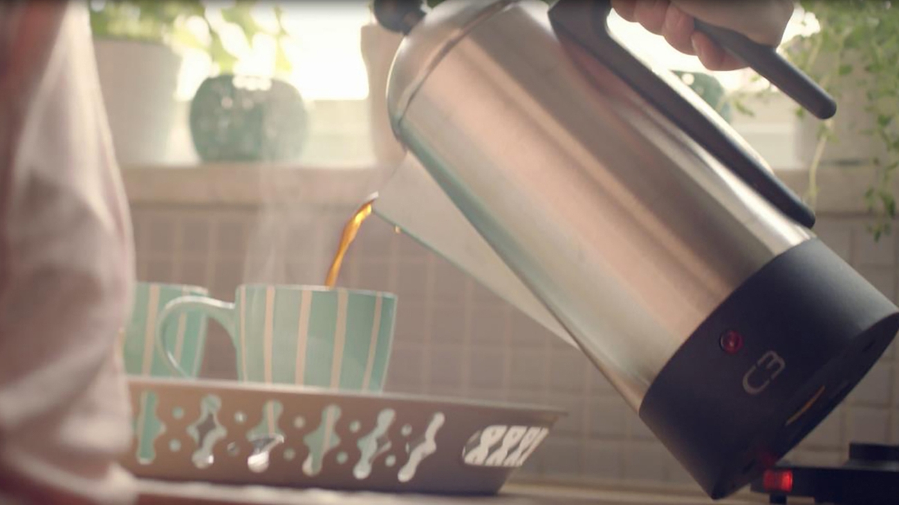 C3 Perkolator häller upp kaffe i turkos kopp