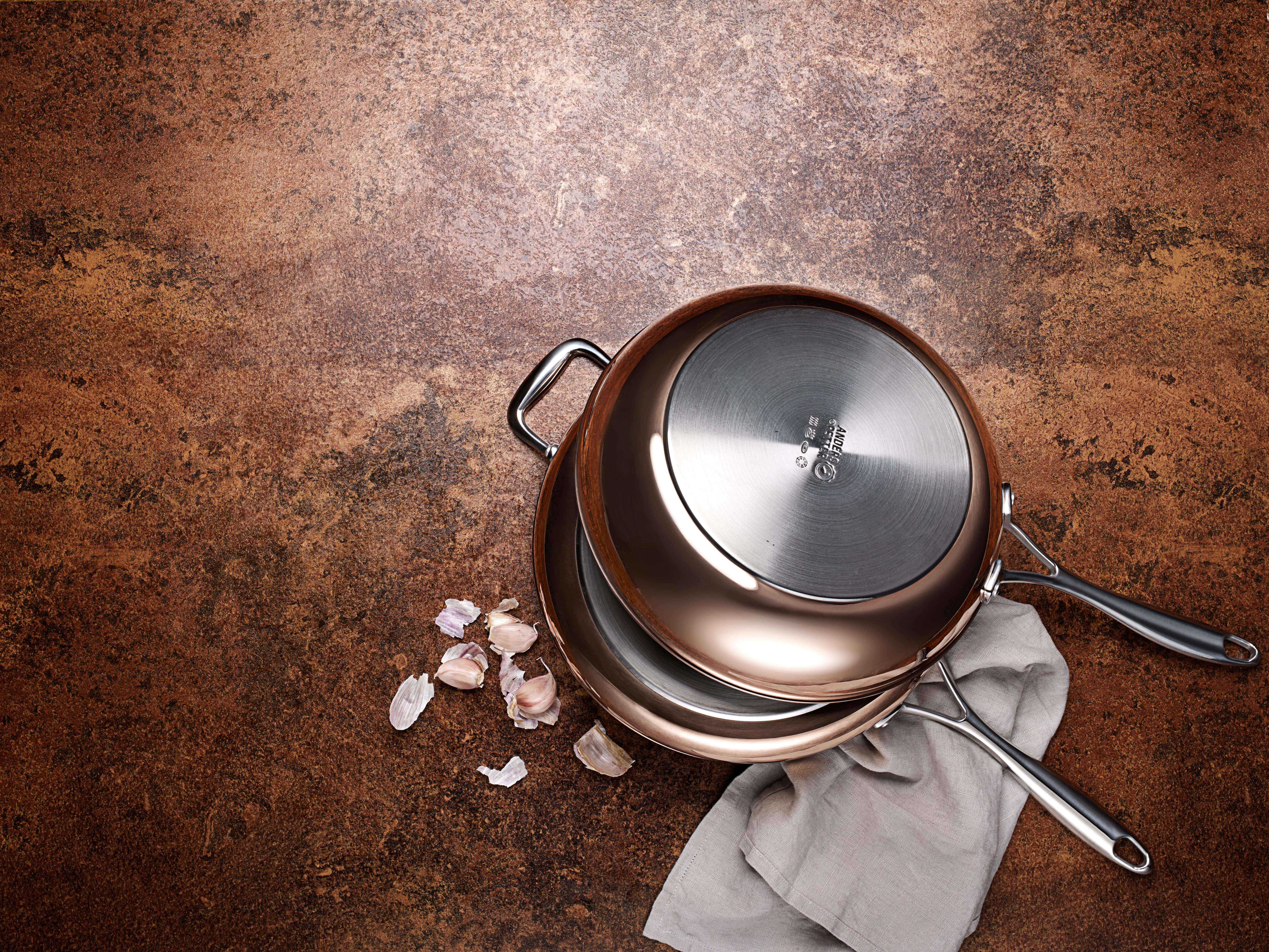 kopparstekpanna i en hög