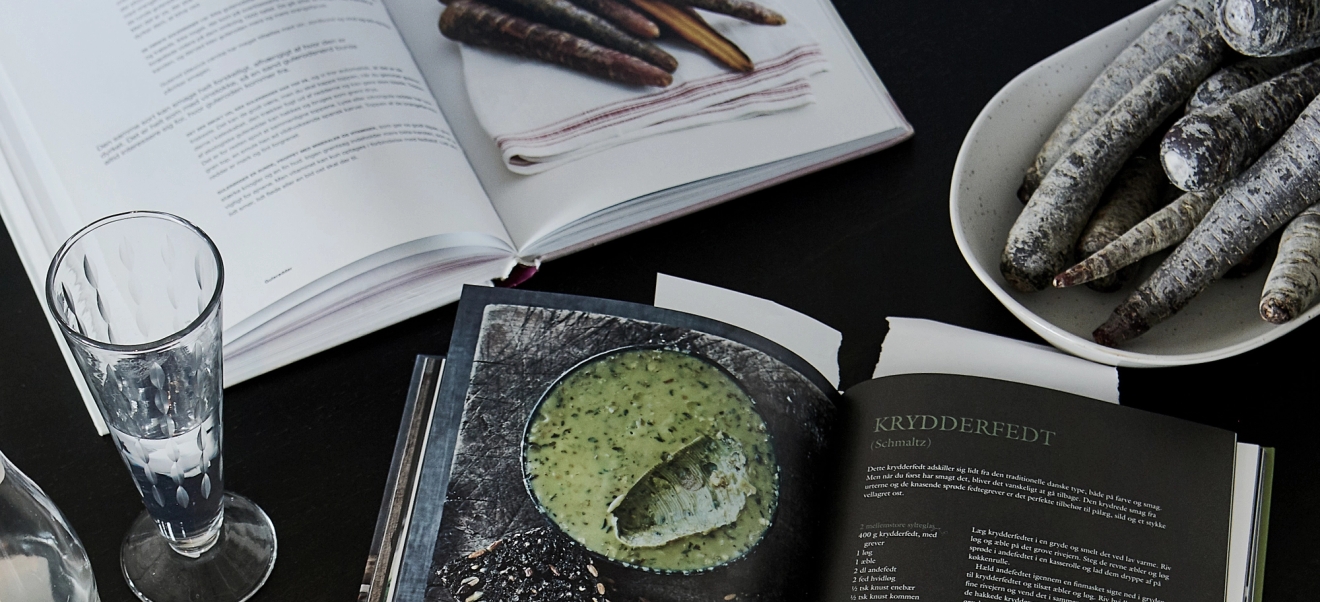 Kokebokstativ, kokebøker på en svart bordplate