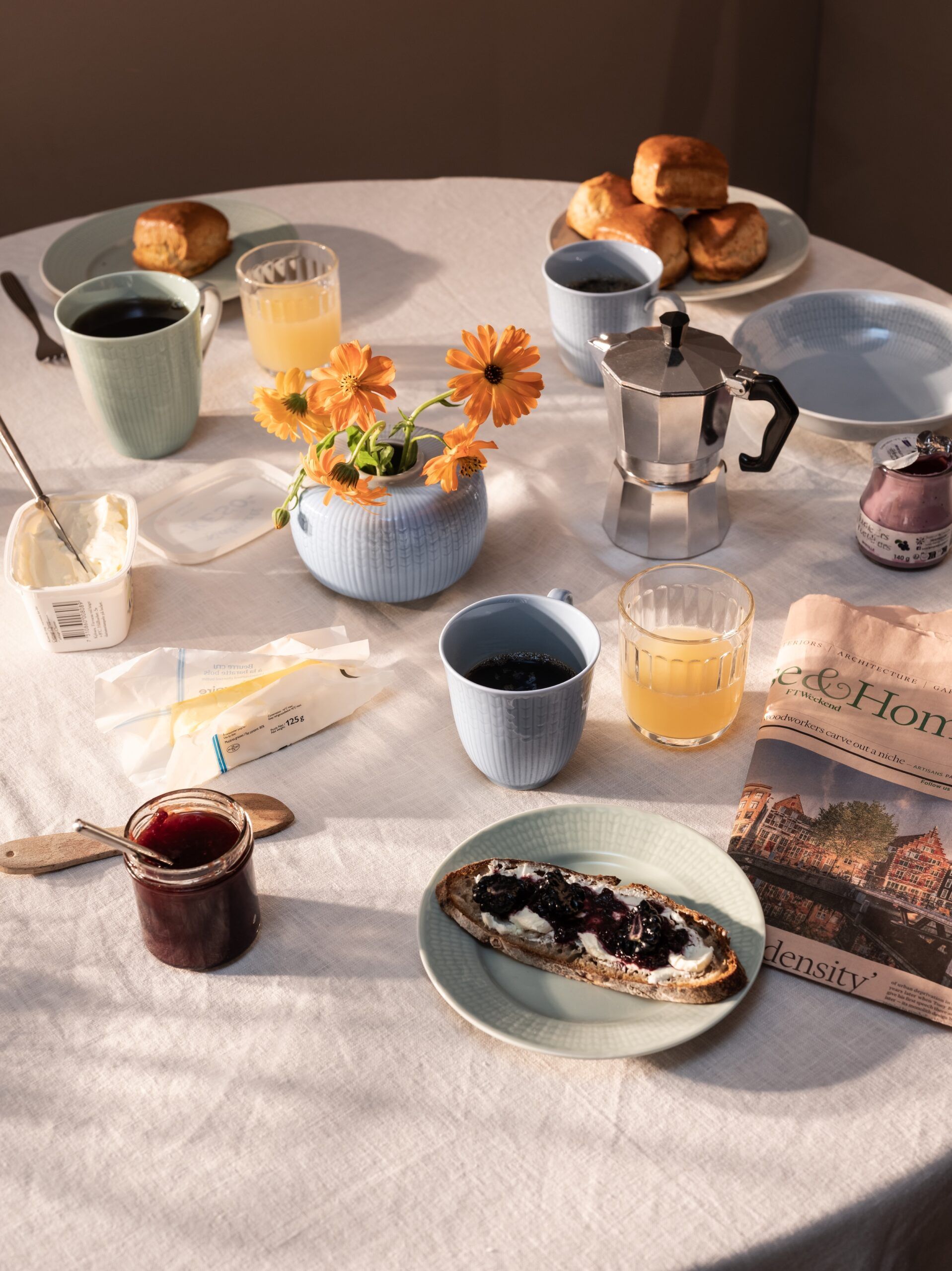 Frukostdukning med blått och ljusgrönt porslin från Swedish Grace