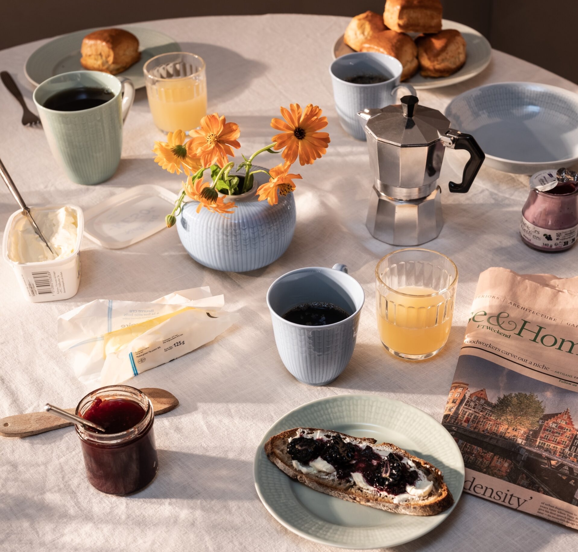 Frukostdukning med blått och ljusgrönt porslin från Swedish Grace