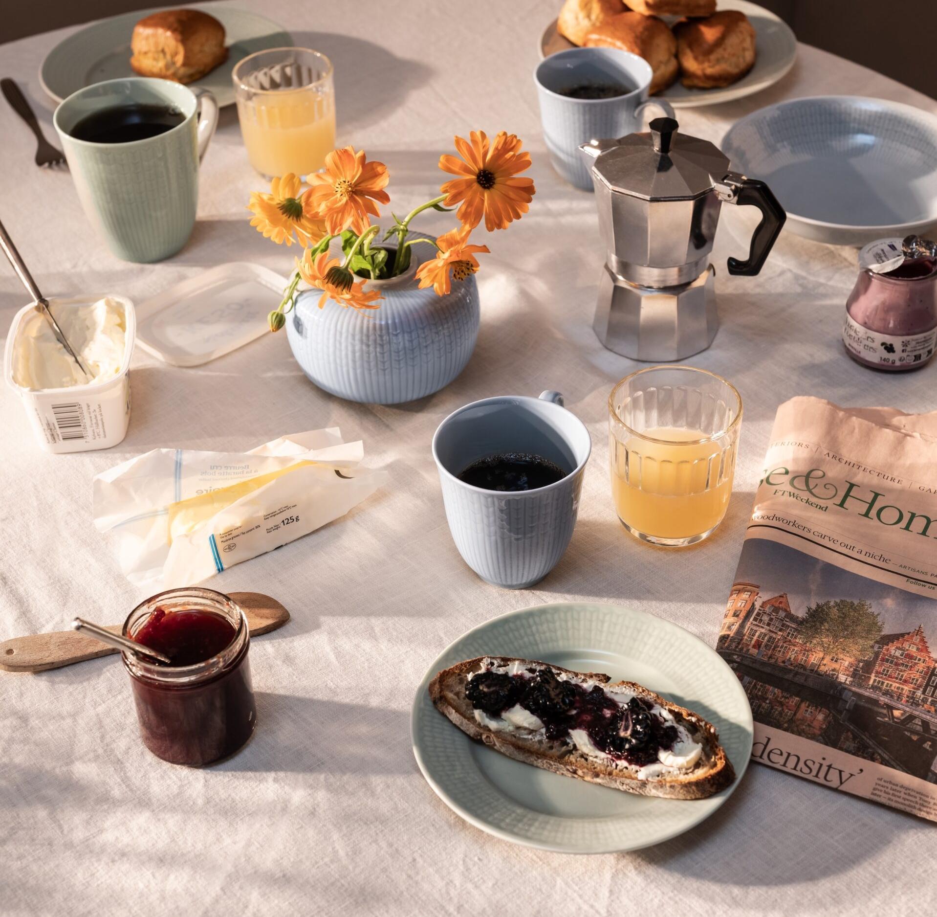 Frukostdukning med blått och ljusgrönt porslin från Swedish Grace