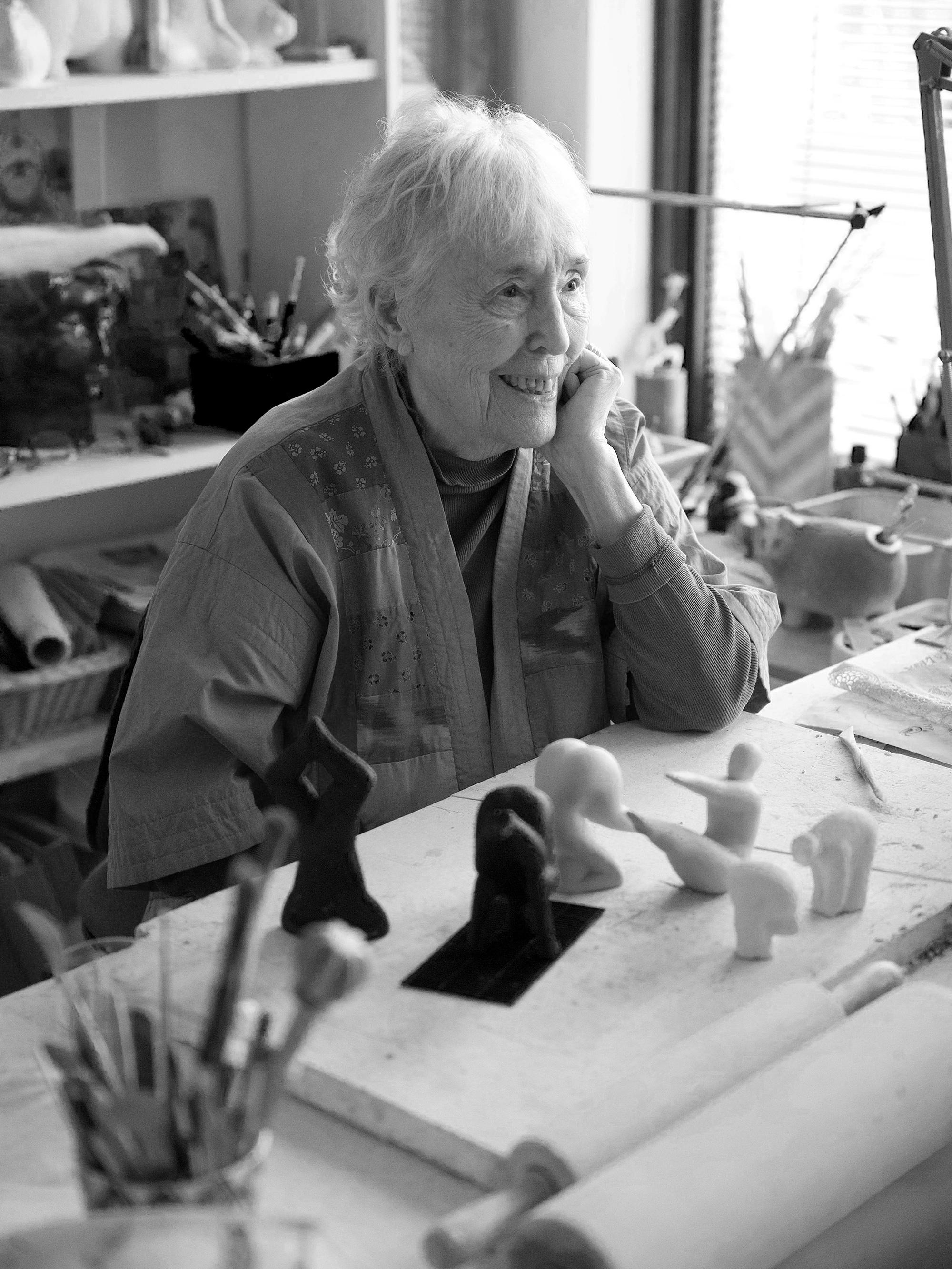 Porträttbild av Lisa Larson i sin studio