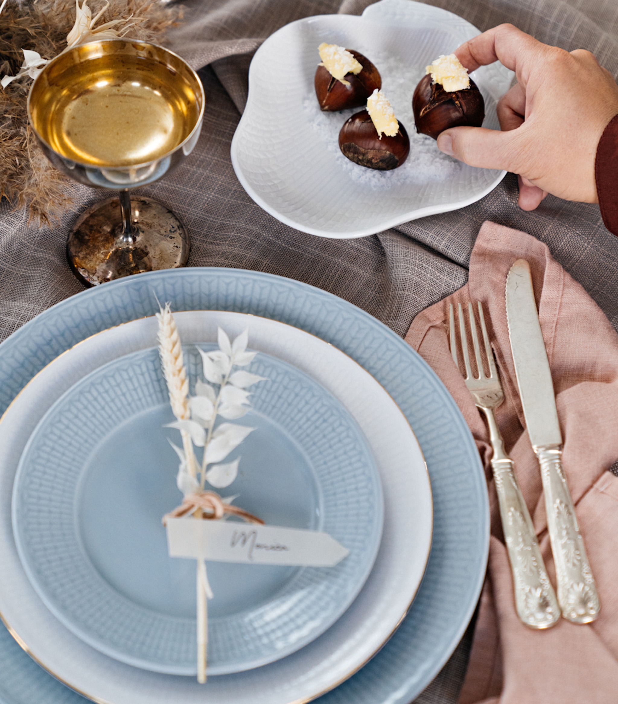 Kuvertdukning med tallrikar från Swedish Grace is och snö