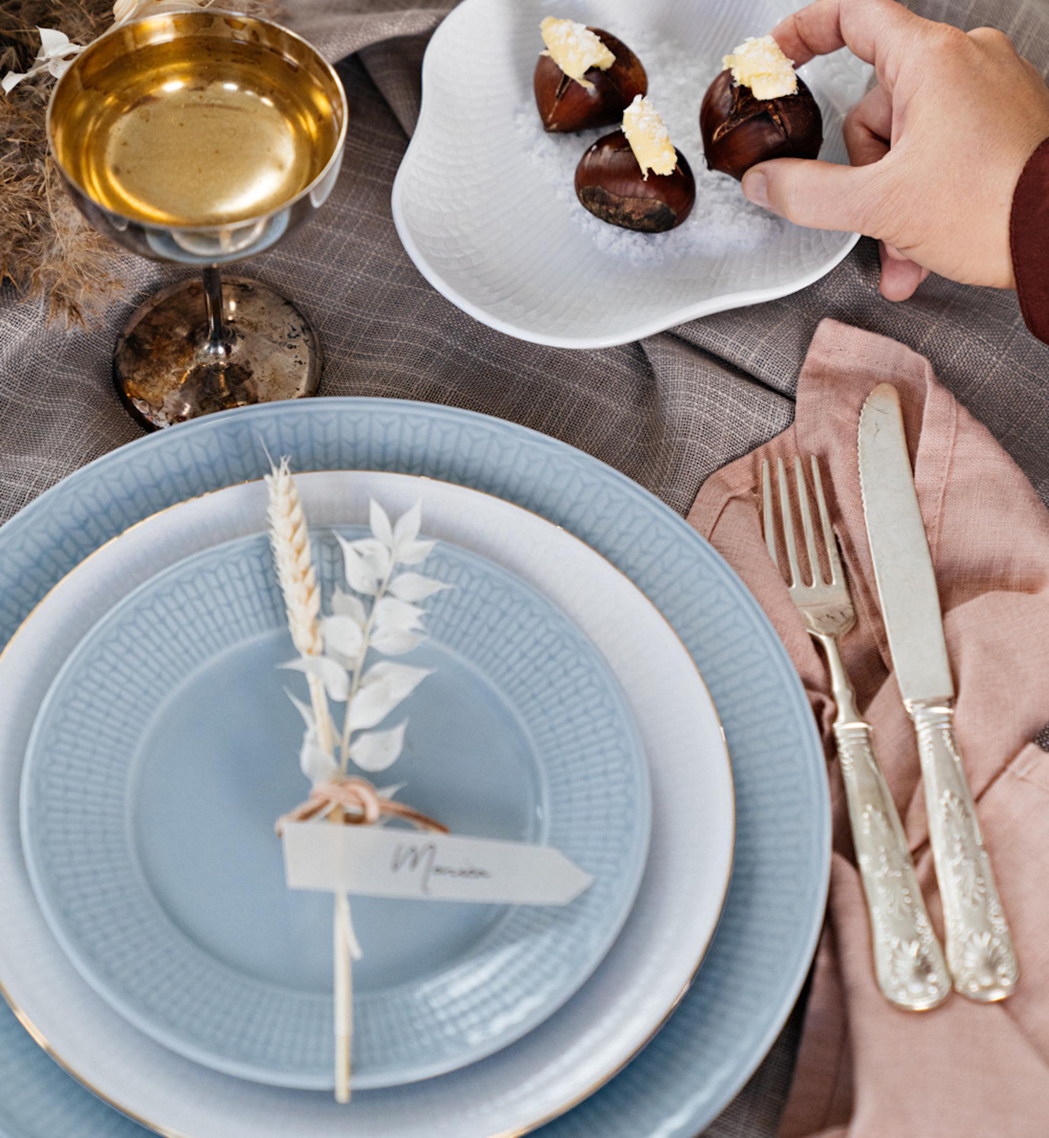 Kuvertdukning med tallrikar från Swedish Grace is och snö