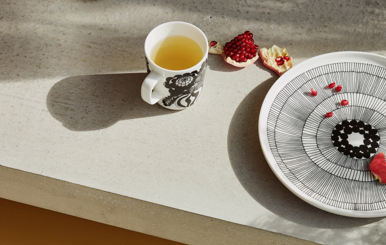 marimekko siirtolapuutarha lautanen ja muki keittiön työtasolla