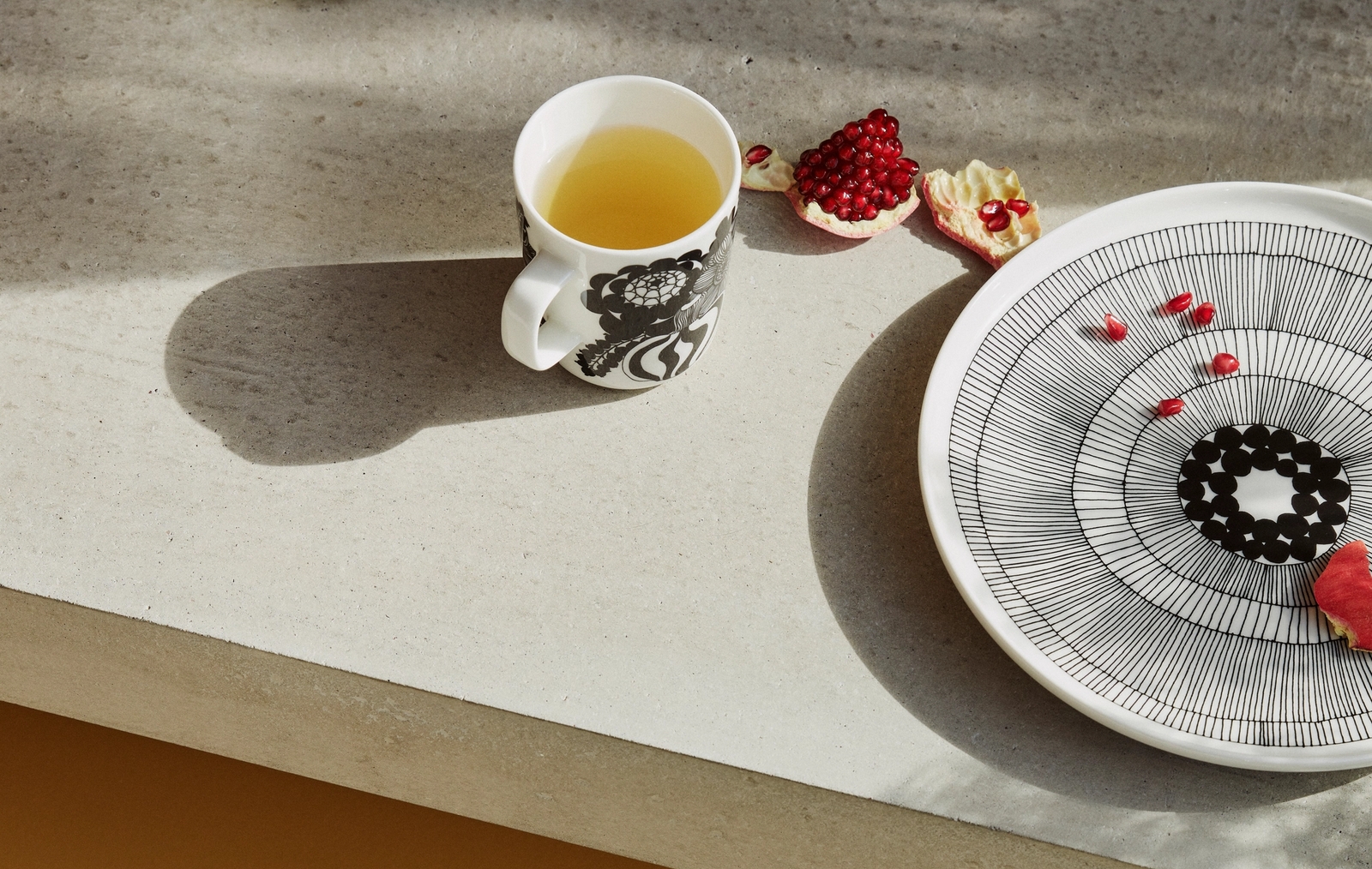 marimekko siirtolapuutarha lautanen ja muki keittiön työtasolla