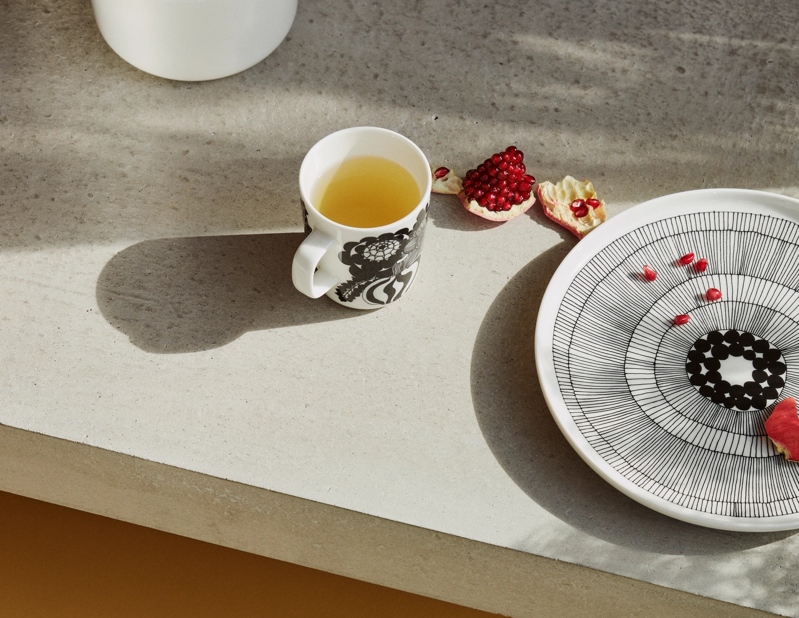 marimekko siirtolapuutarha lautanen ja muki keittiön työtasolla