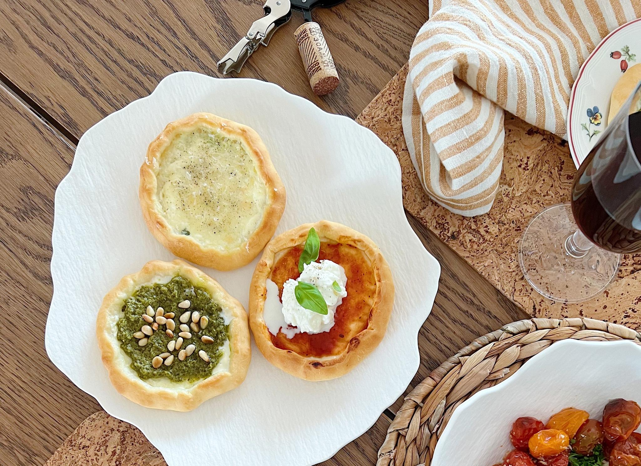 Minipizzat erilaisilla täytteillä