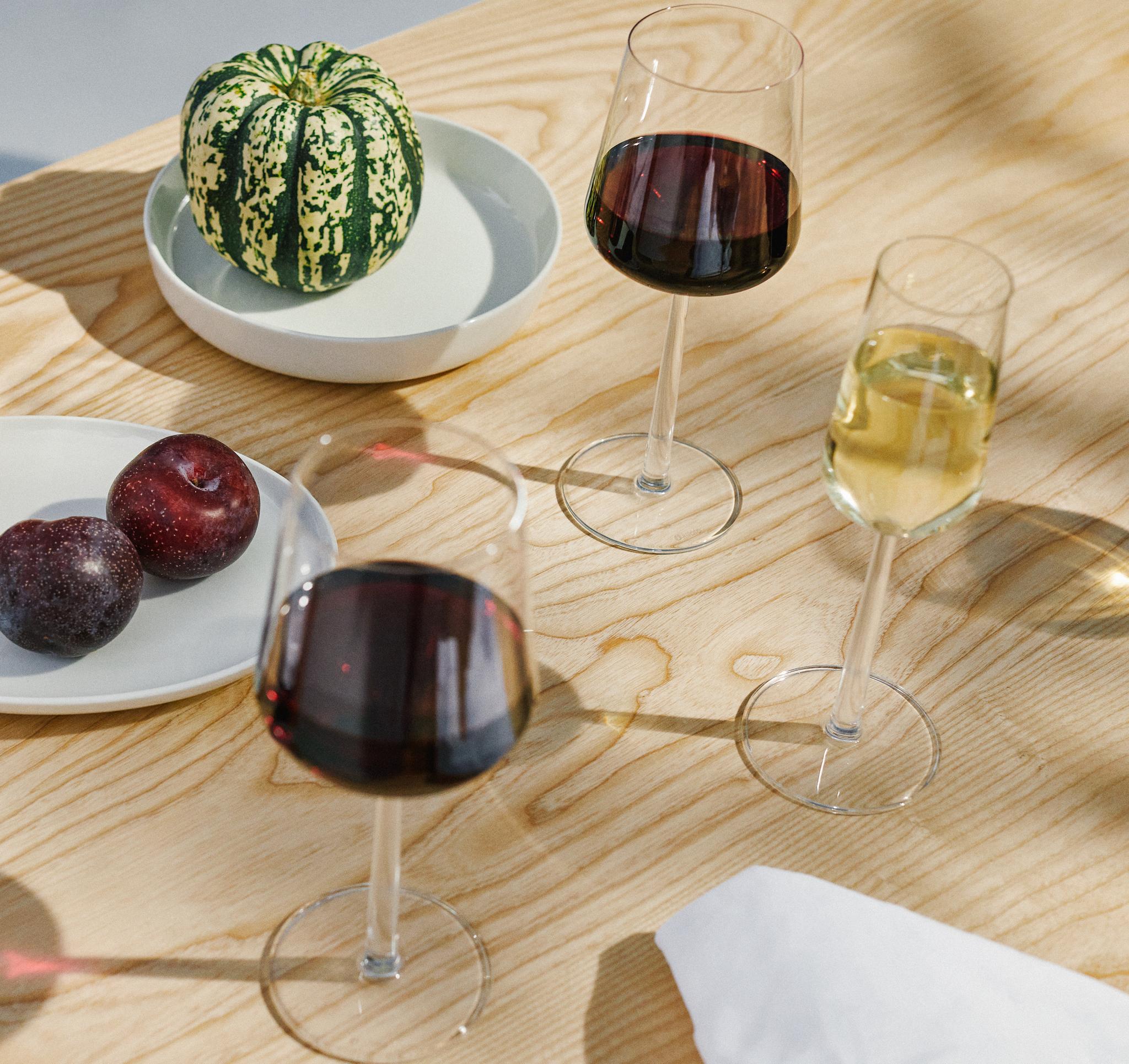 Iittala lasit essence punaviinilasit valkoviinilasit samppanjalasit kuohuviinilasit pöydän kattaus