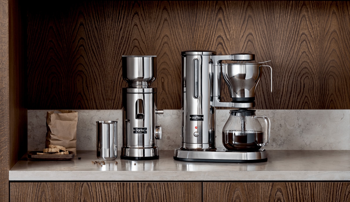 Kaffebryggare och kaffekvarn i rostfritt stål från Aarke står på en köksbänk