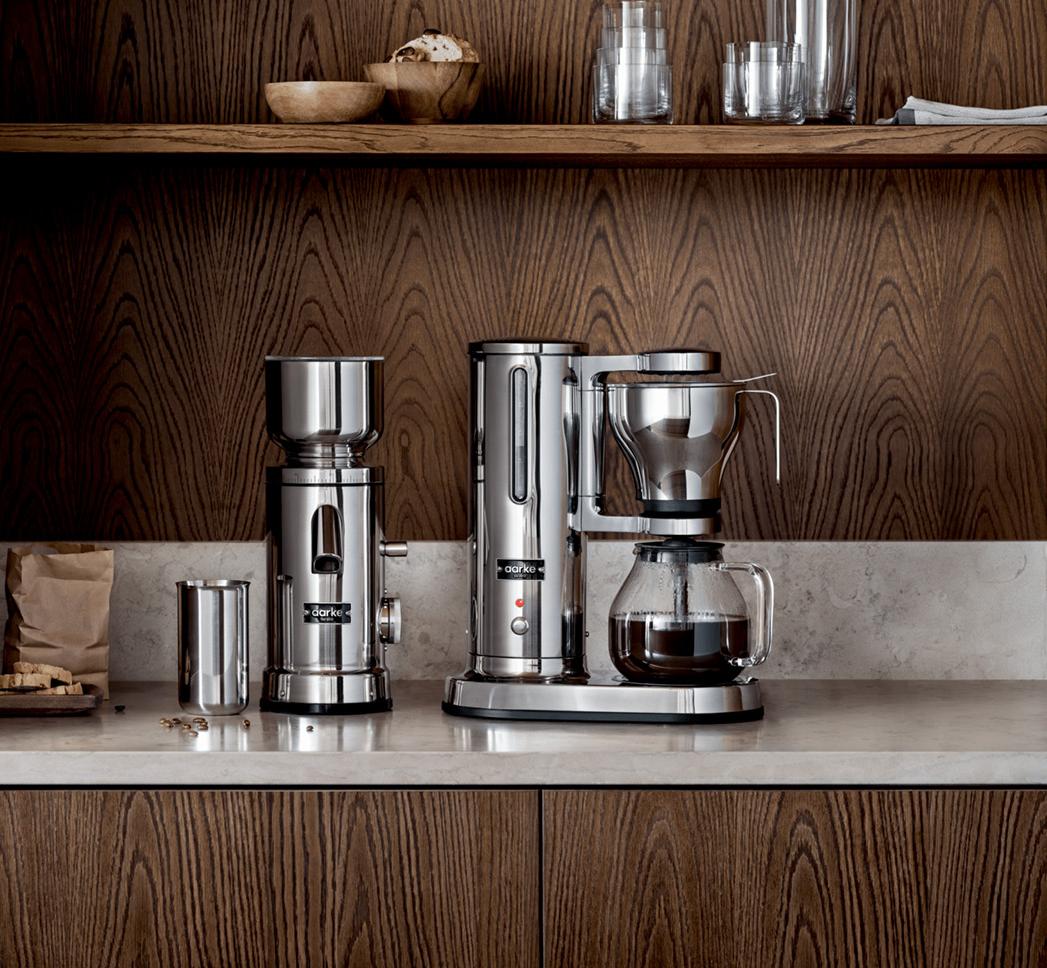 Kaffebryggare och kaffekvarn i rostfritt stål från Aarke står på en köksbänk