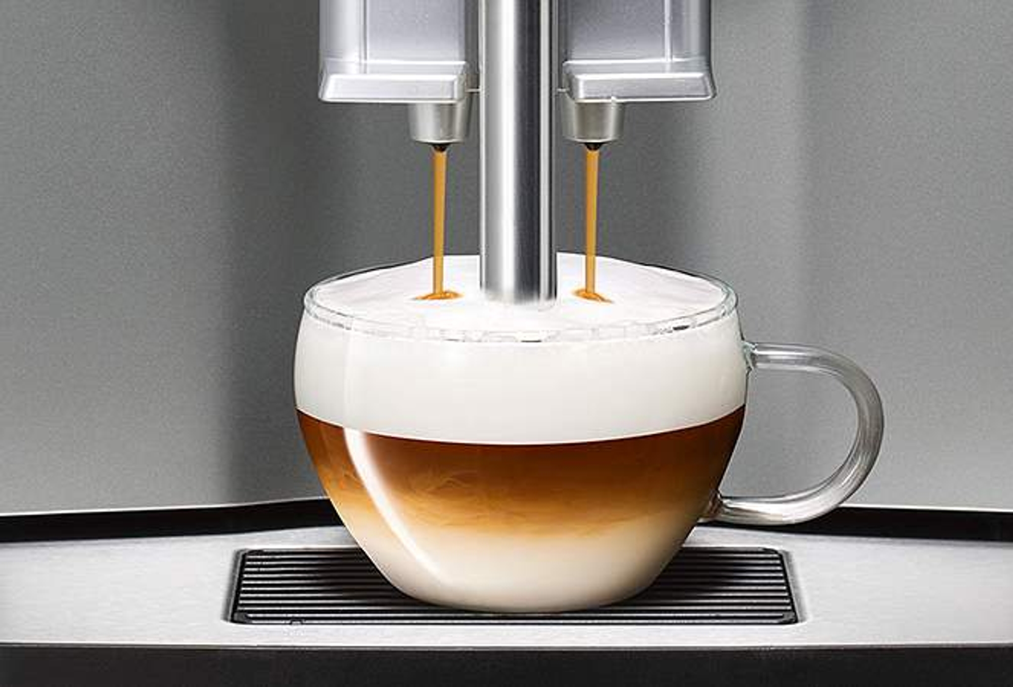 Siemens kaffemaskin som brygger kaffe i glaskopp