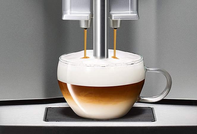 Siemens kaffemaskin som brygger kaffe i glaskopp