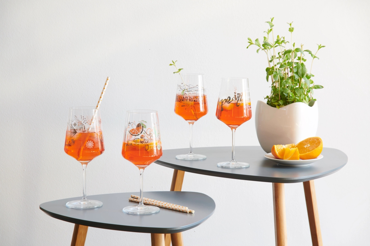 Ritzenhoff vinglas på sideboard med en härlig orange drink i med apelsiner