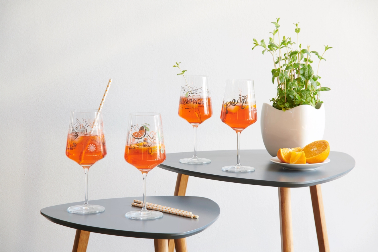 Ritzenhoff vinglas på sideboard med en härlig orange drink i med apelsiner