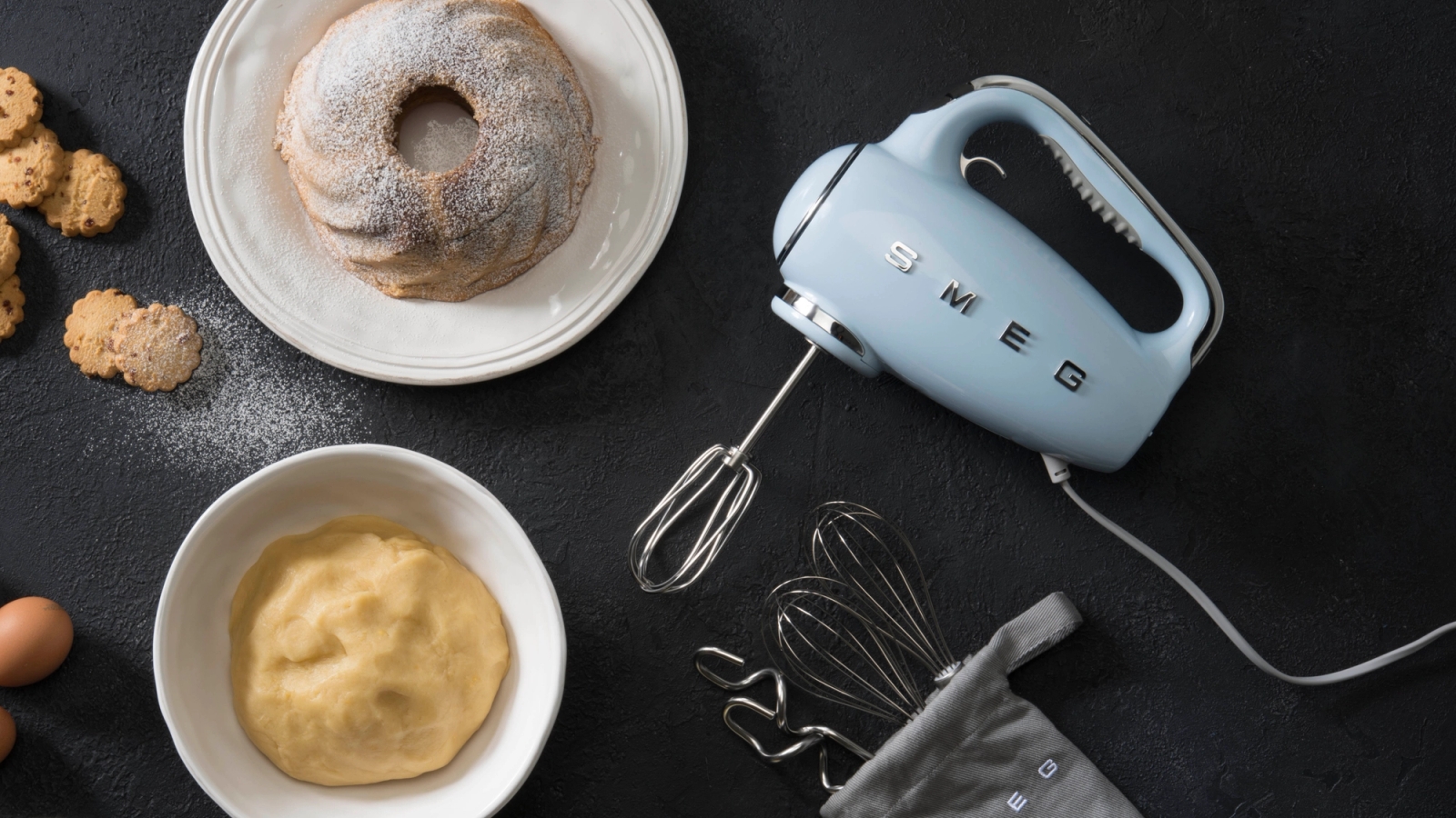 Blå elvisp från Smeg på en köksbänk med kakor på