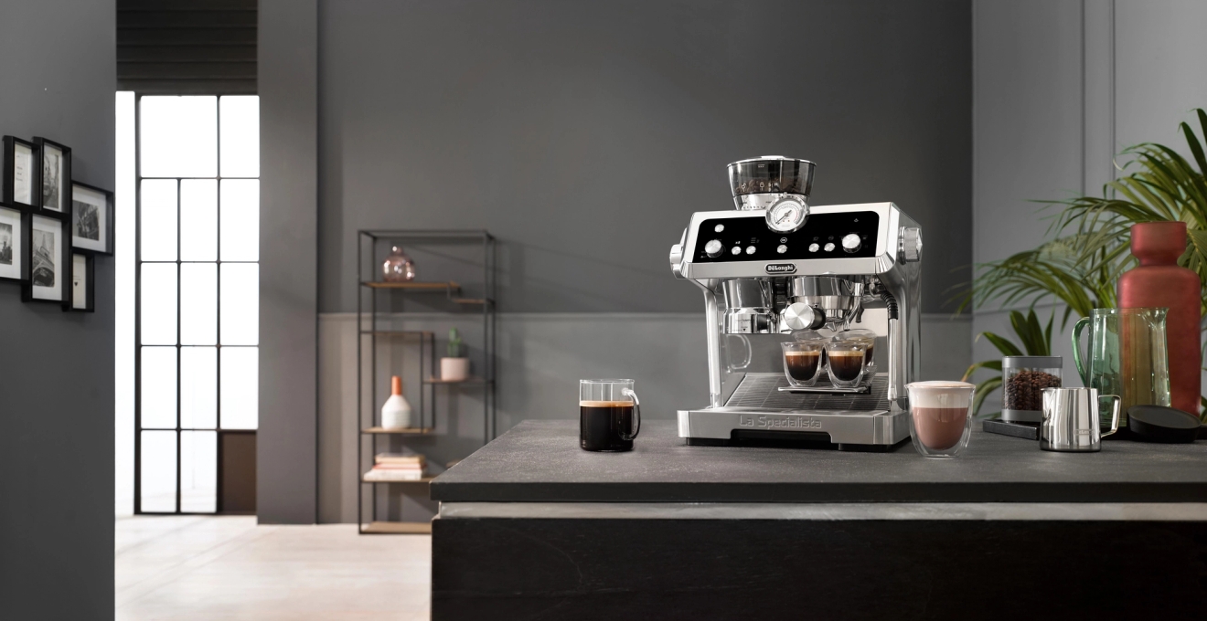 De'Longhi kaffemaskin i svart och silver