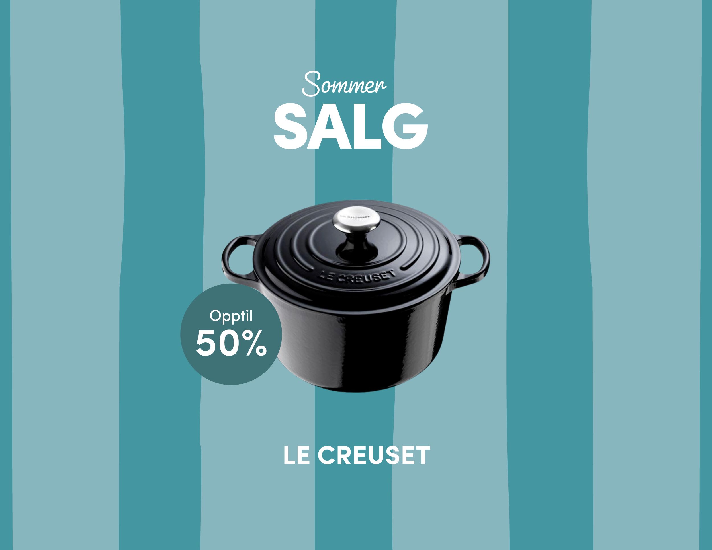 Sommer­salg på Le Creuset gryter med opptil 50 % rabatt, vist med svart støpejernsgryte på stripet turkis bakgrunn.