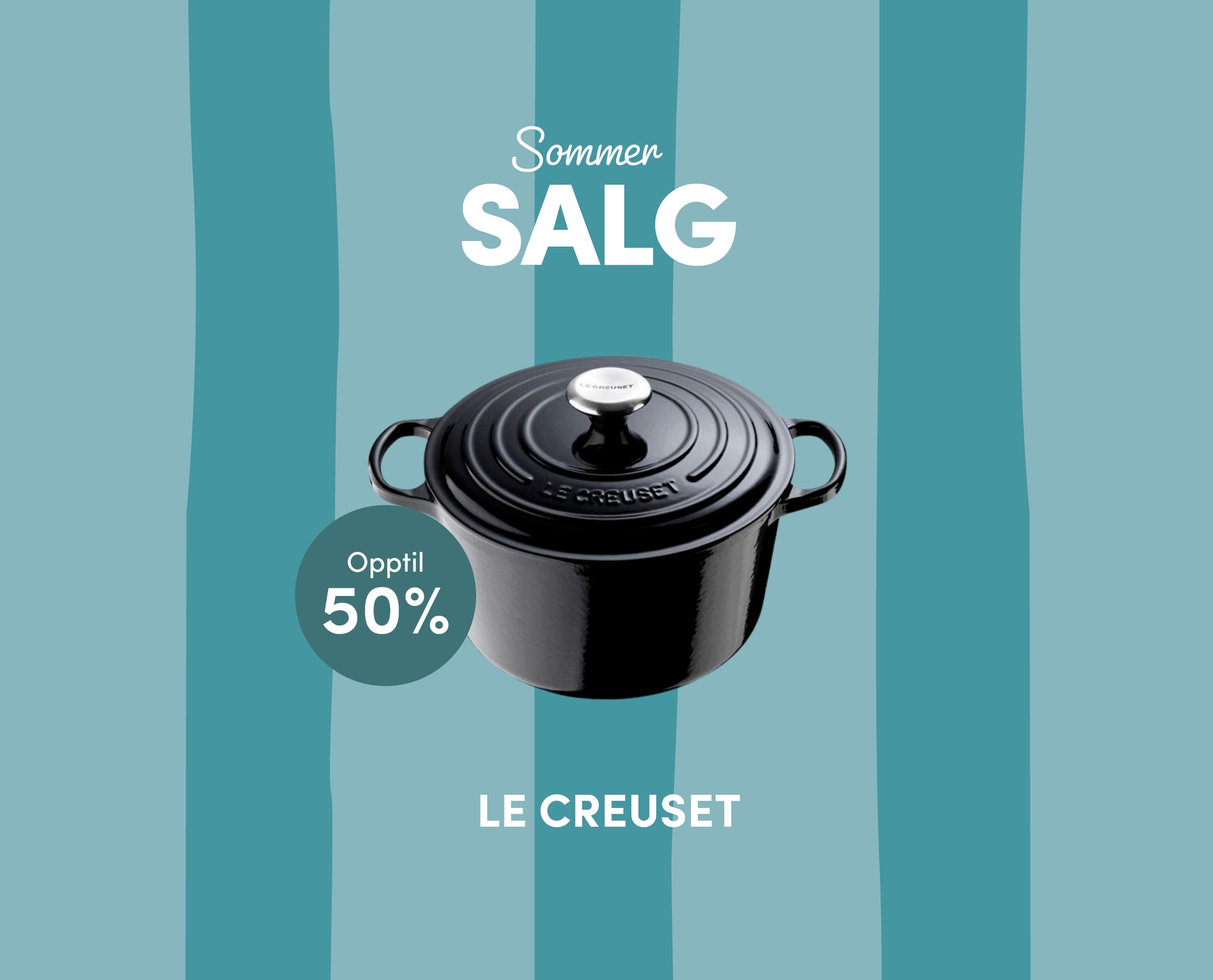 Sommersalg på Le Creuset gryter med opptil 50 % rabatt, vist med svart støpejernsgryte på stripet turkis bakgrunn.