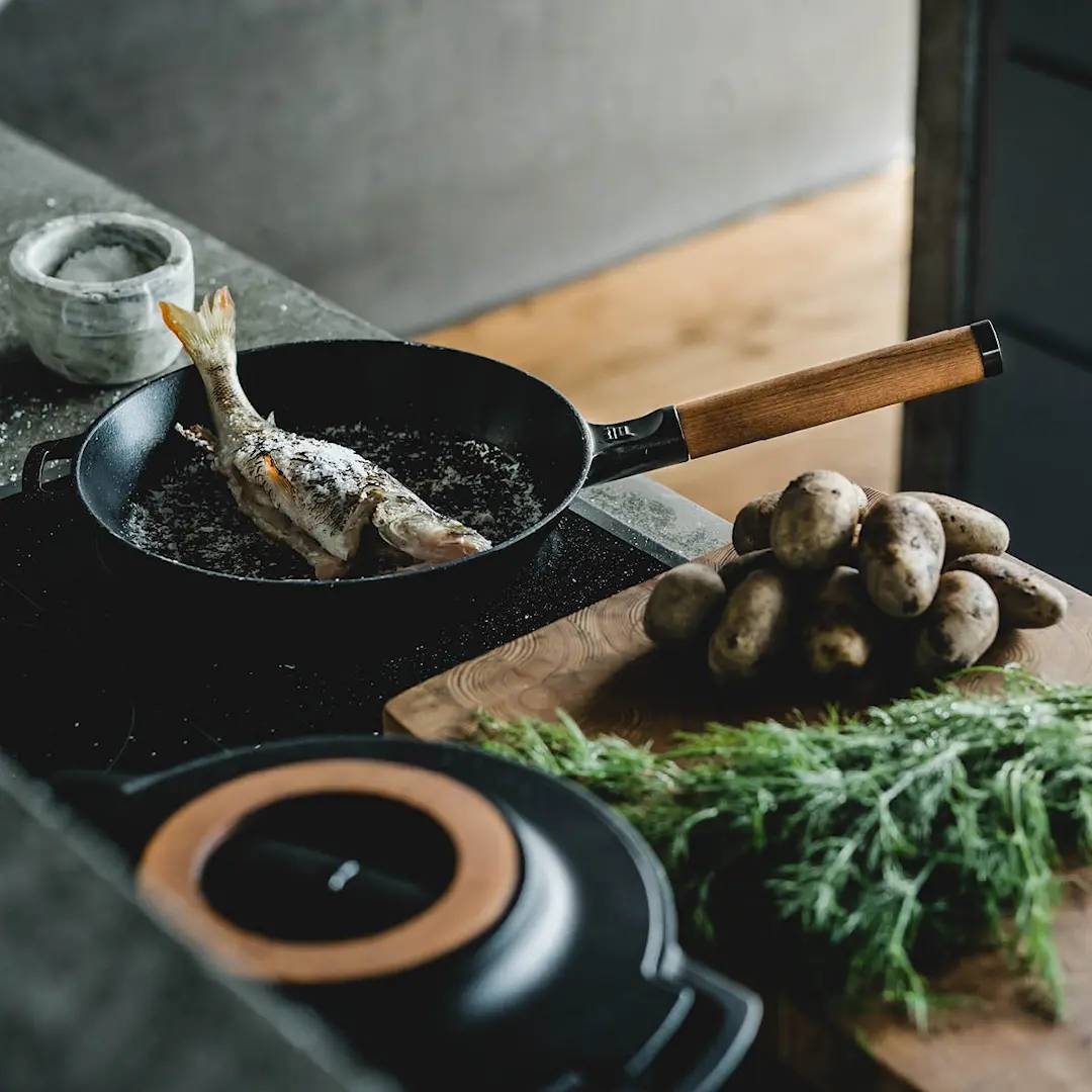 Fiskars Norden valurautapannu ja pata liedellä