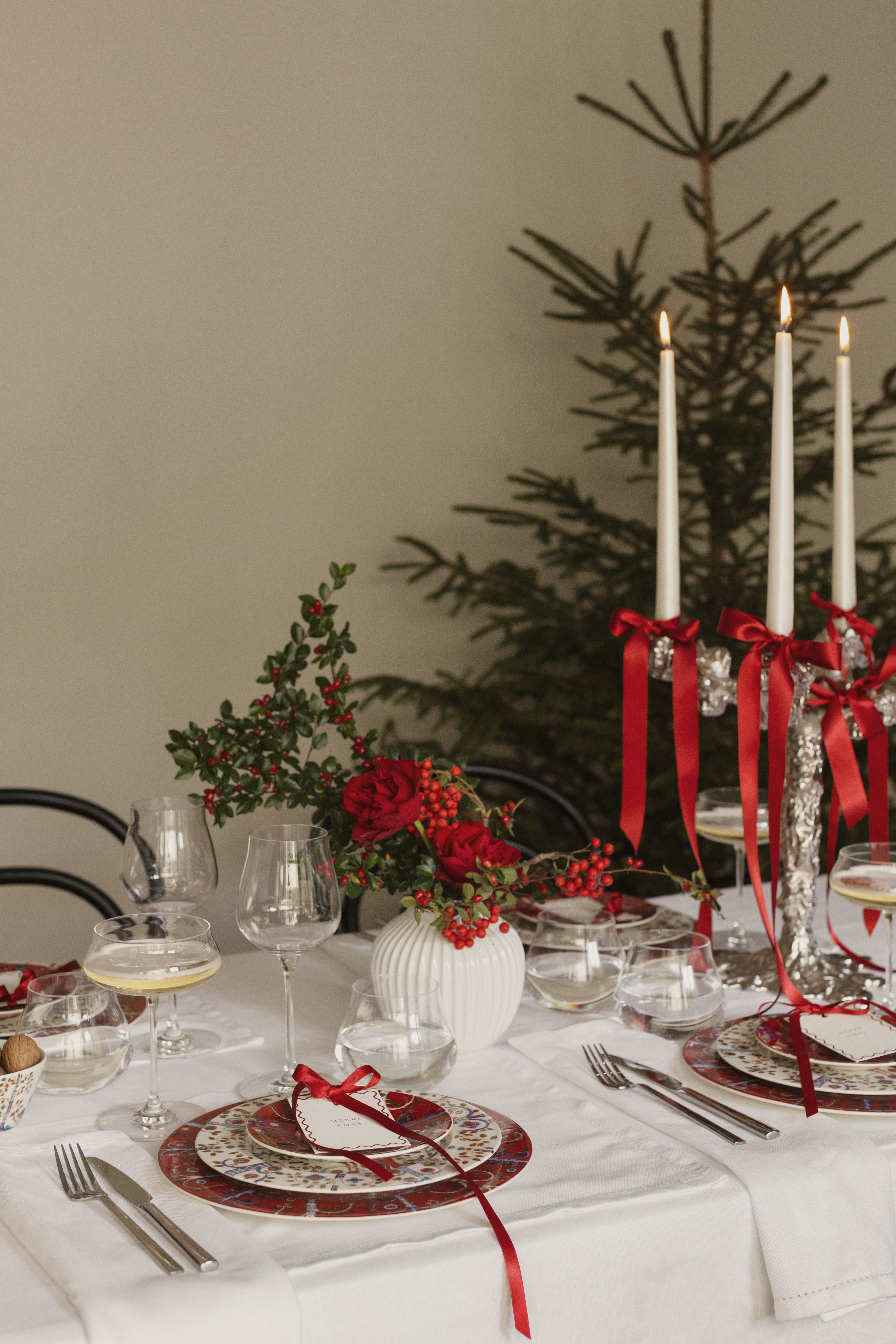 Borddekking med Taika servise fra Iittala i hvitt og rødt