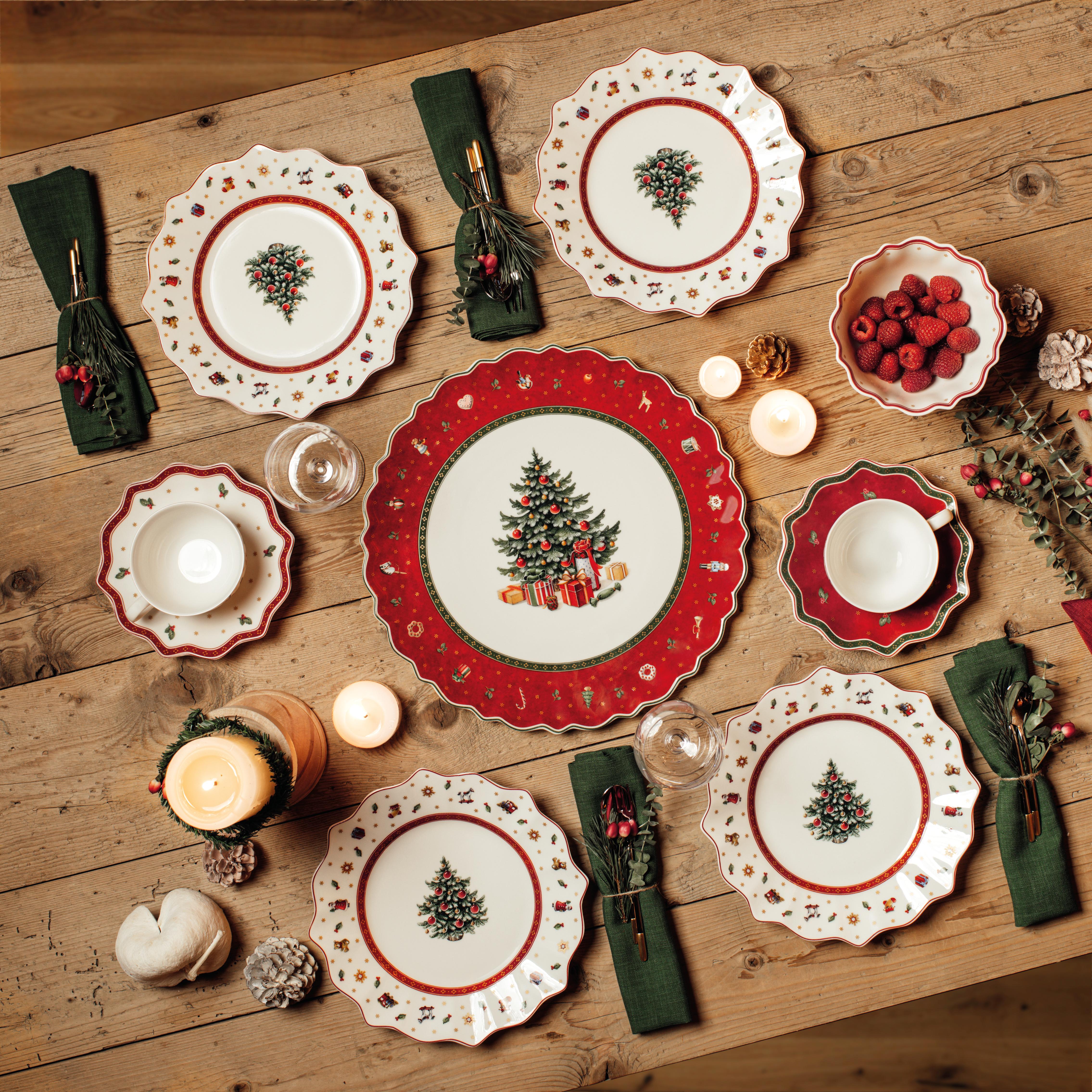 Røde og hvite juletallerkener med grantrær på
