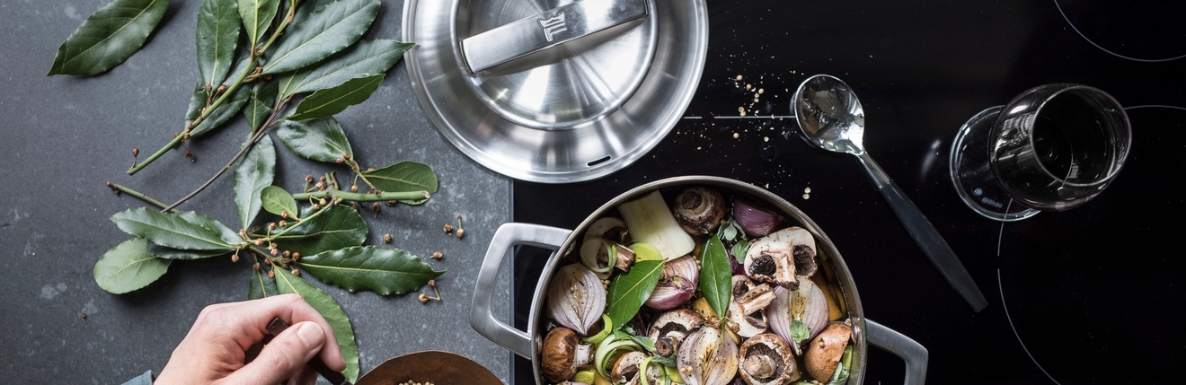 Fiskars kattilat induktioliedellä täynnä vihanneksia