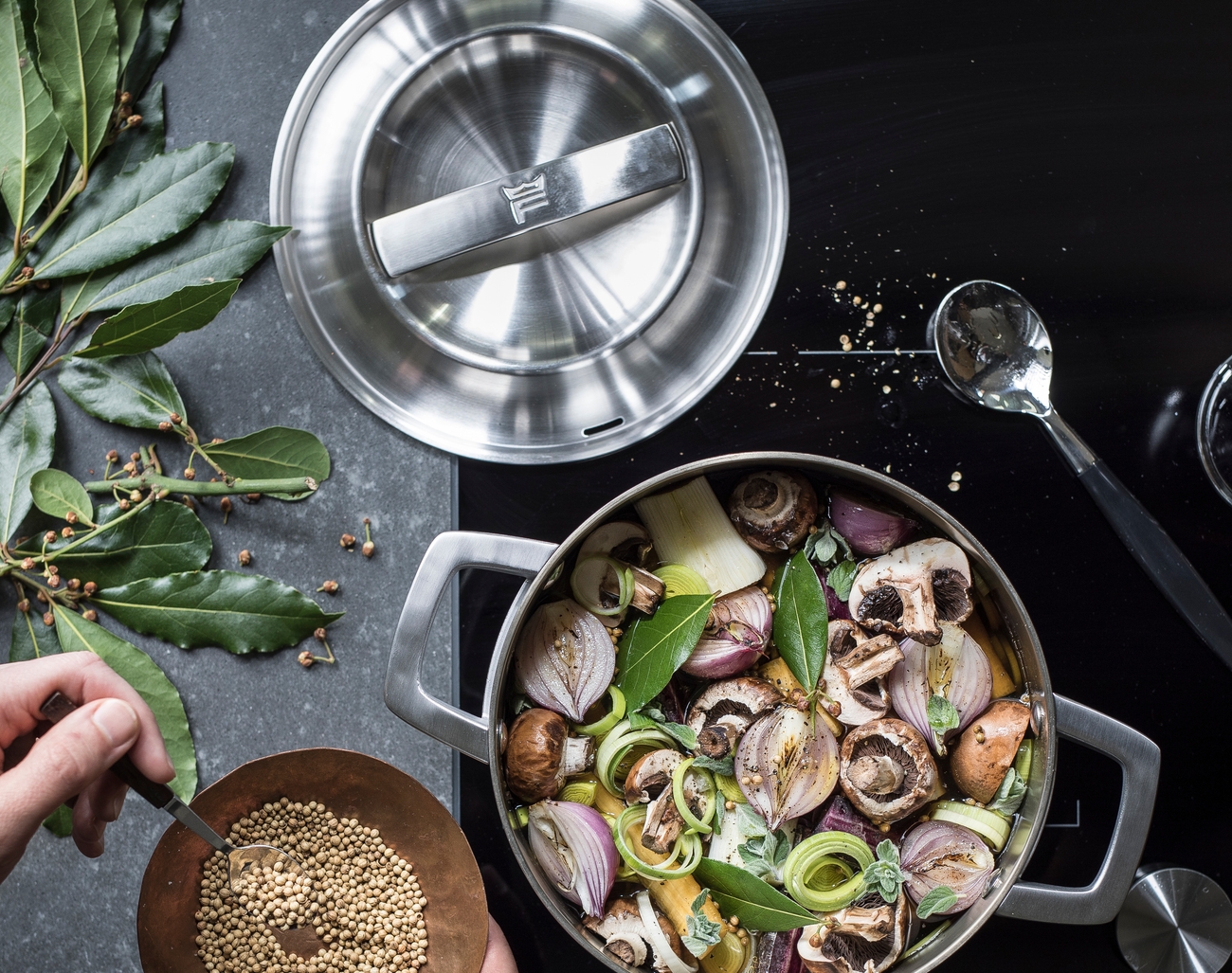 Fiskars kattilat induktioliedellä täynnä vihanneksia