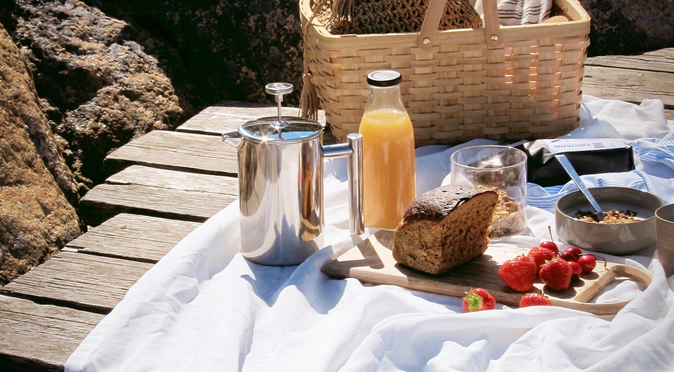 Picknicksäsong med picknick på en brygga