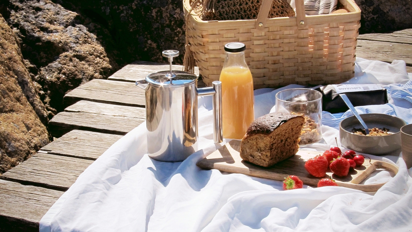 Pikniksesong med piknik på en brygge
