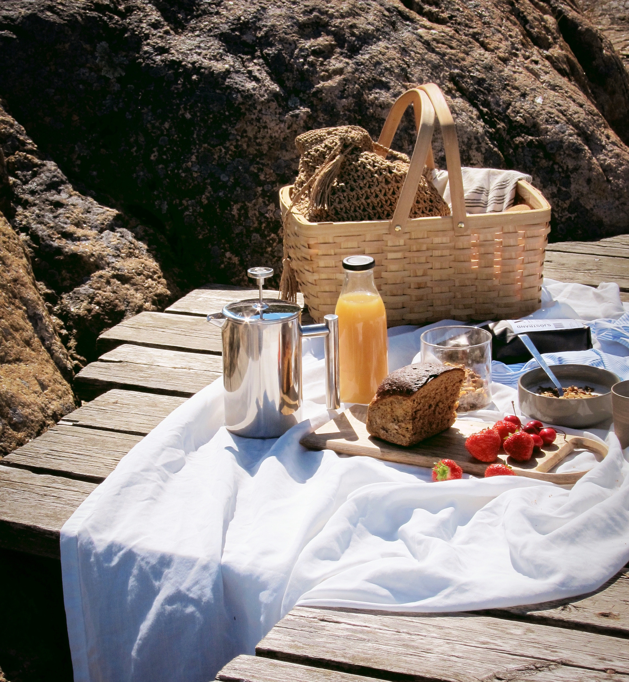 Tell Me More Interiors lin pöytäliina piknik laiturilla pressopannu puinen leikkuulauta mansikat