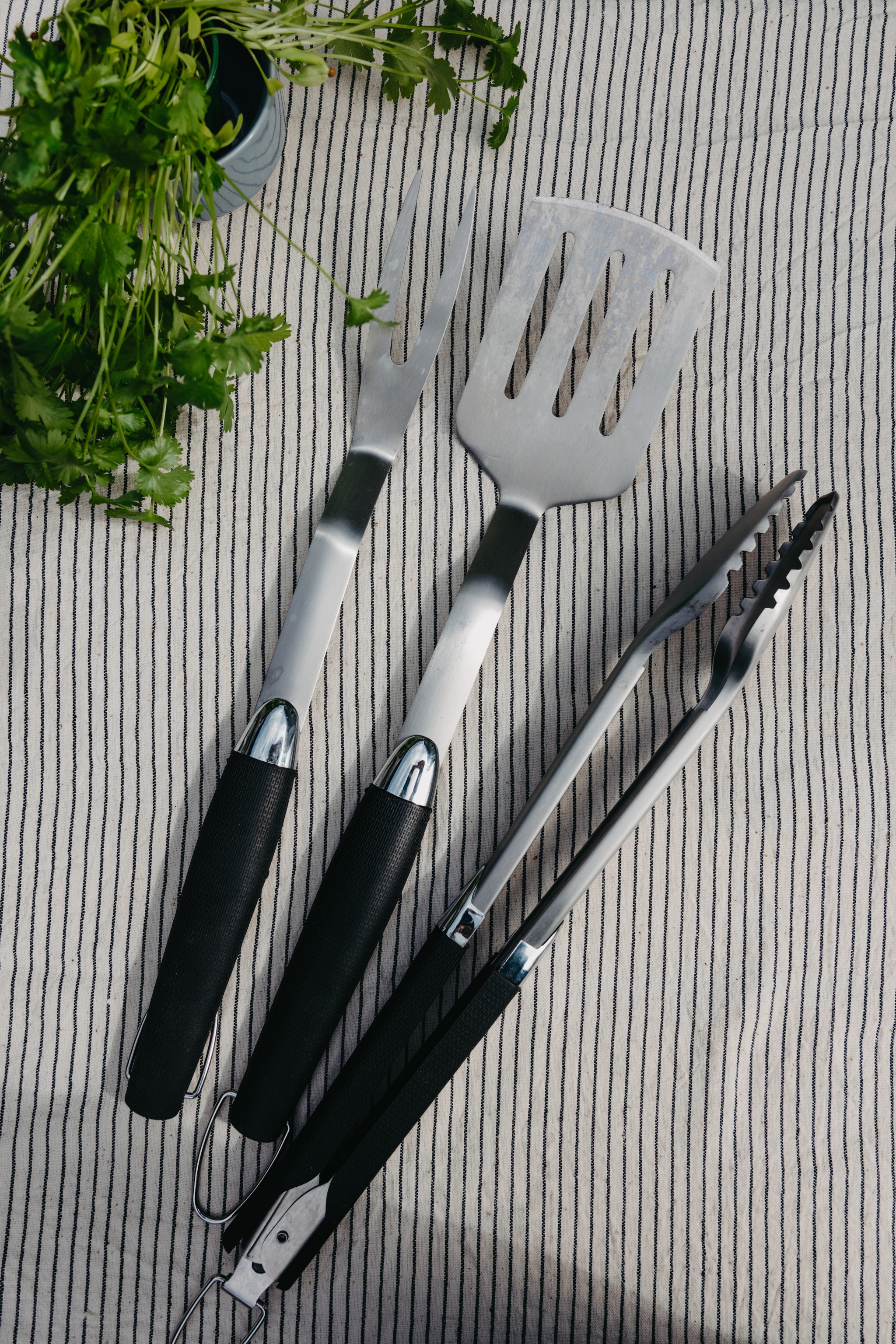 Grillivälineet grillitarvikkeet pihdit paistolasta paistihaarukka