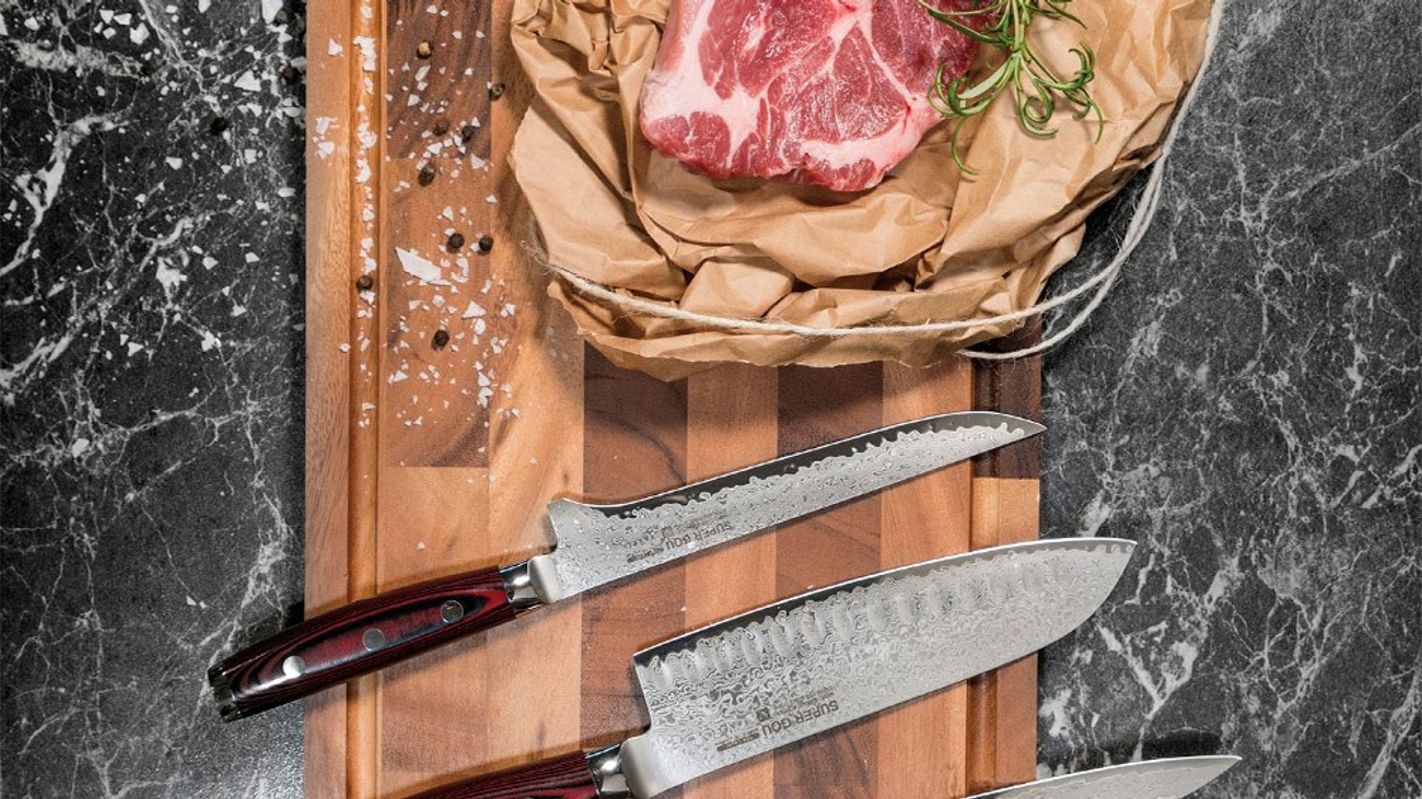 Urbeningsknivar med träskaft på skärbräda i trä 