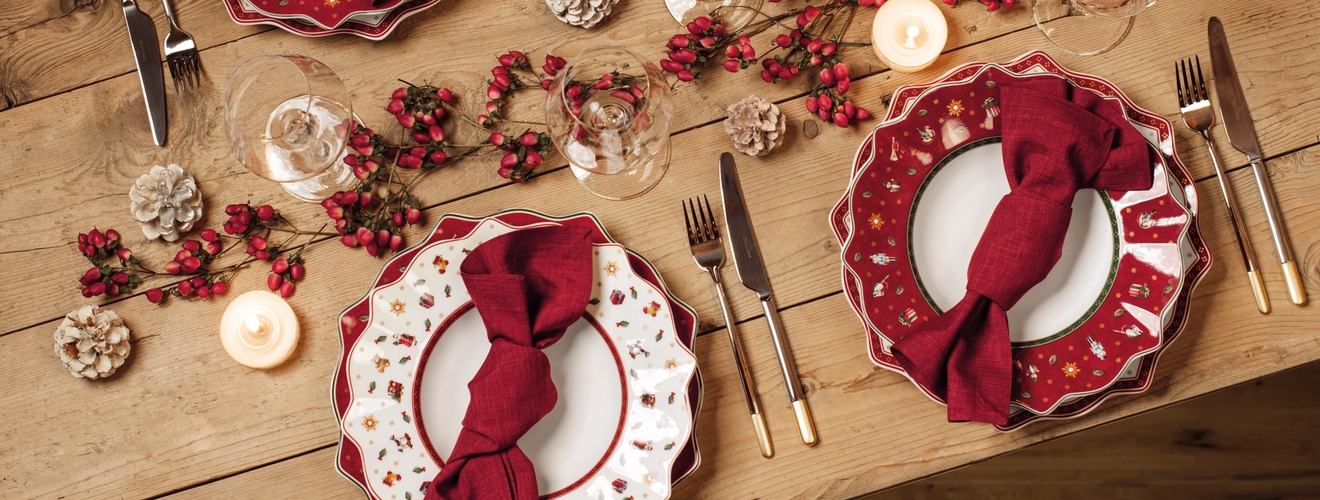 Villeroy & Boch Toys delight sarjan ruokalautaset väreissä punainen ja valkoinen katetulla joulupöydällä
