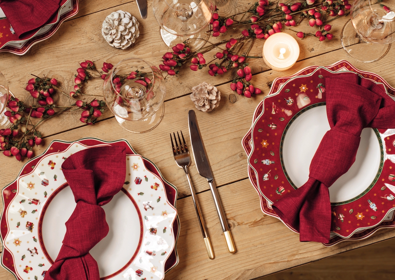 Villeroy & Boch Toys delight sarjan ruokalautaset väreissä punainen ja valkoinen katetulla joulupöydällä