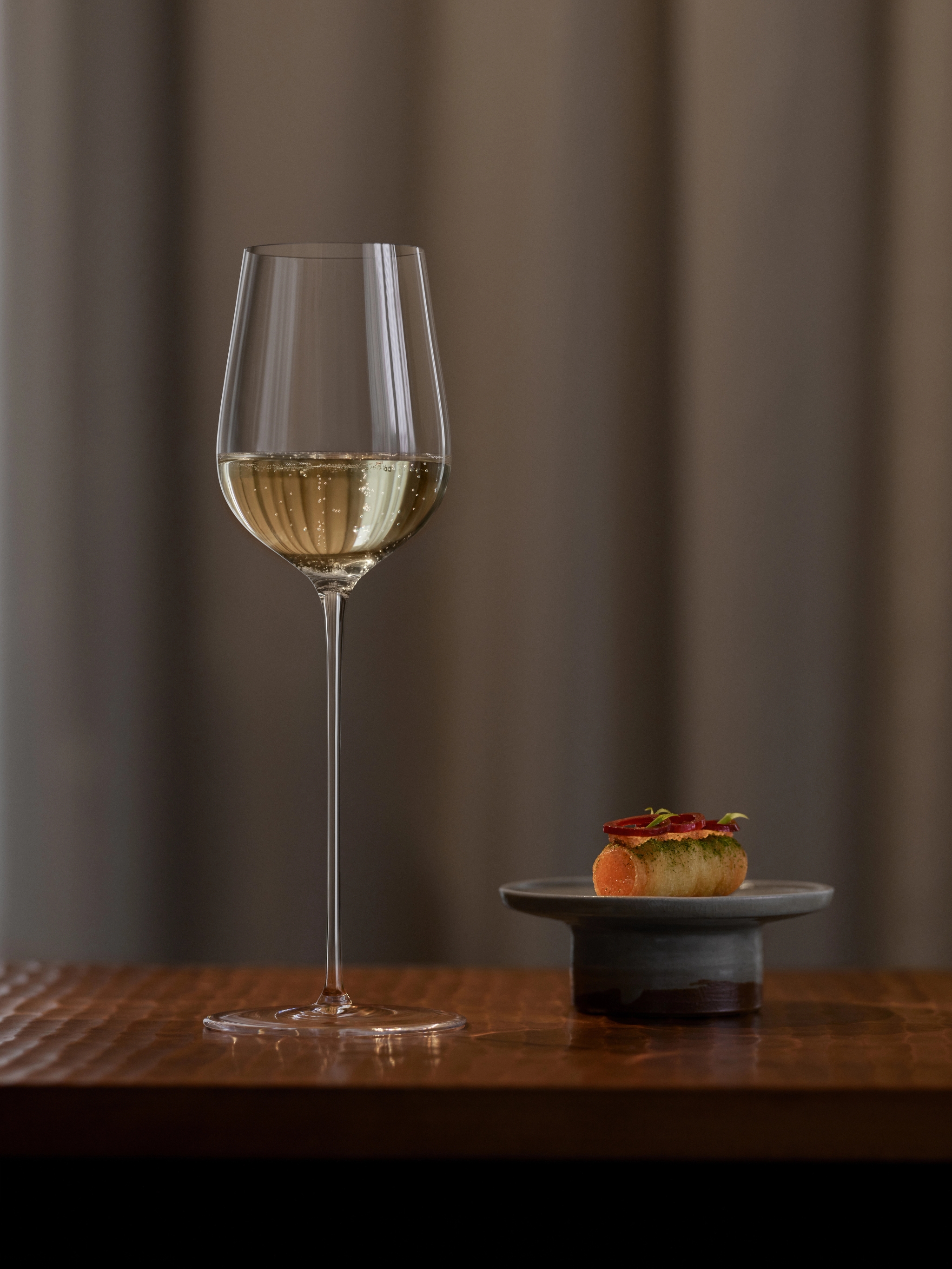 Elegant champagneglas och en liten aptitretare