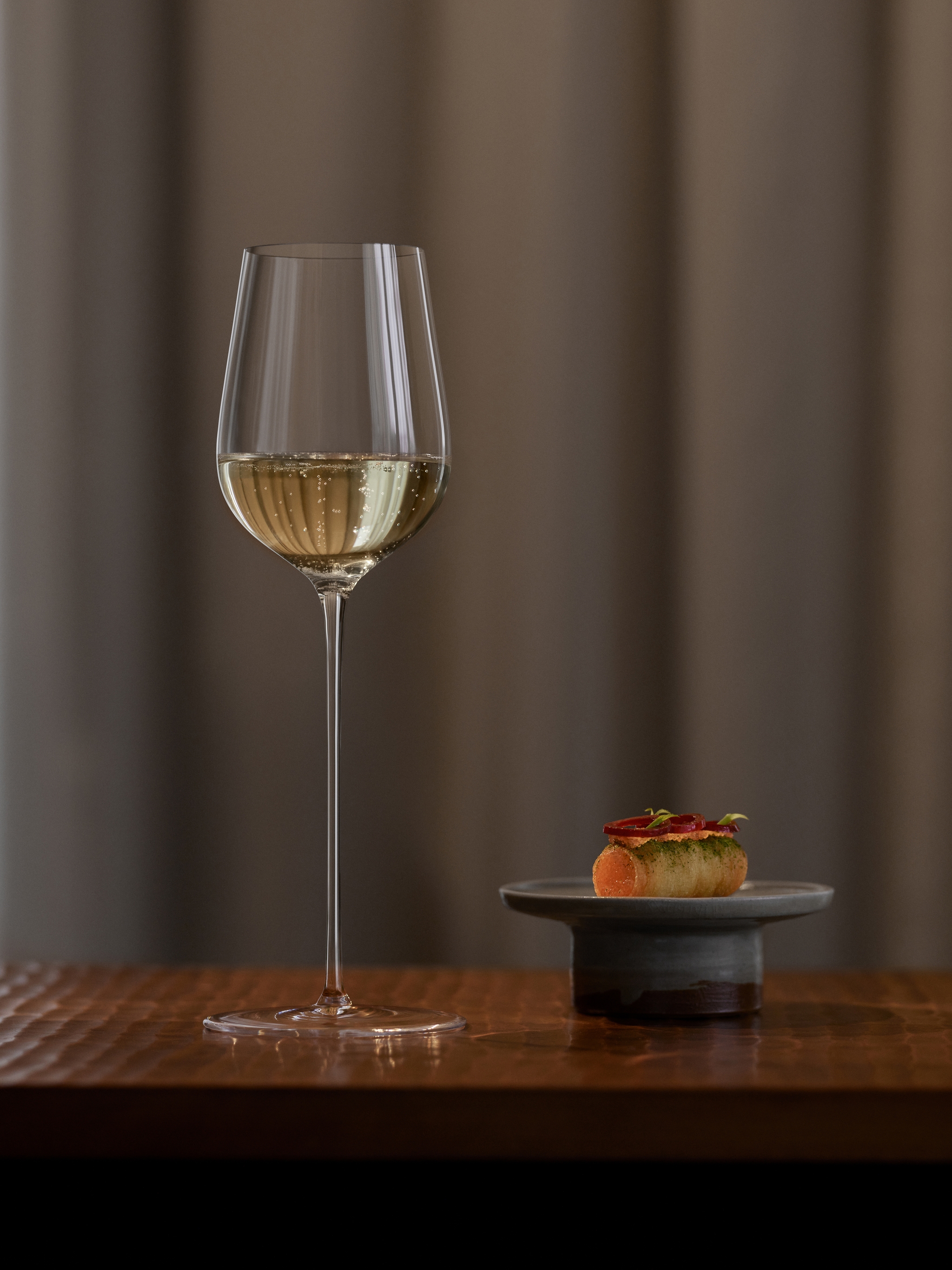 Elegant champagneglas och en liten aptitretare