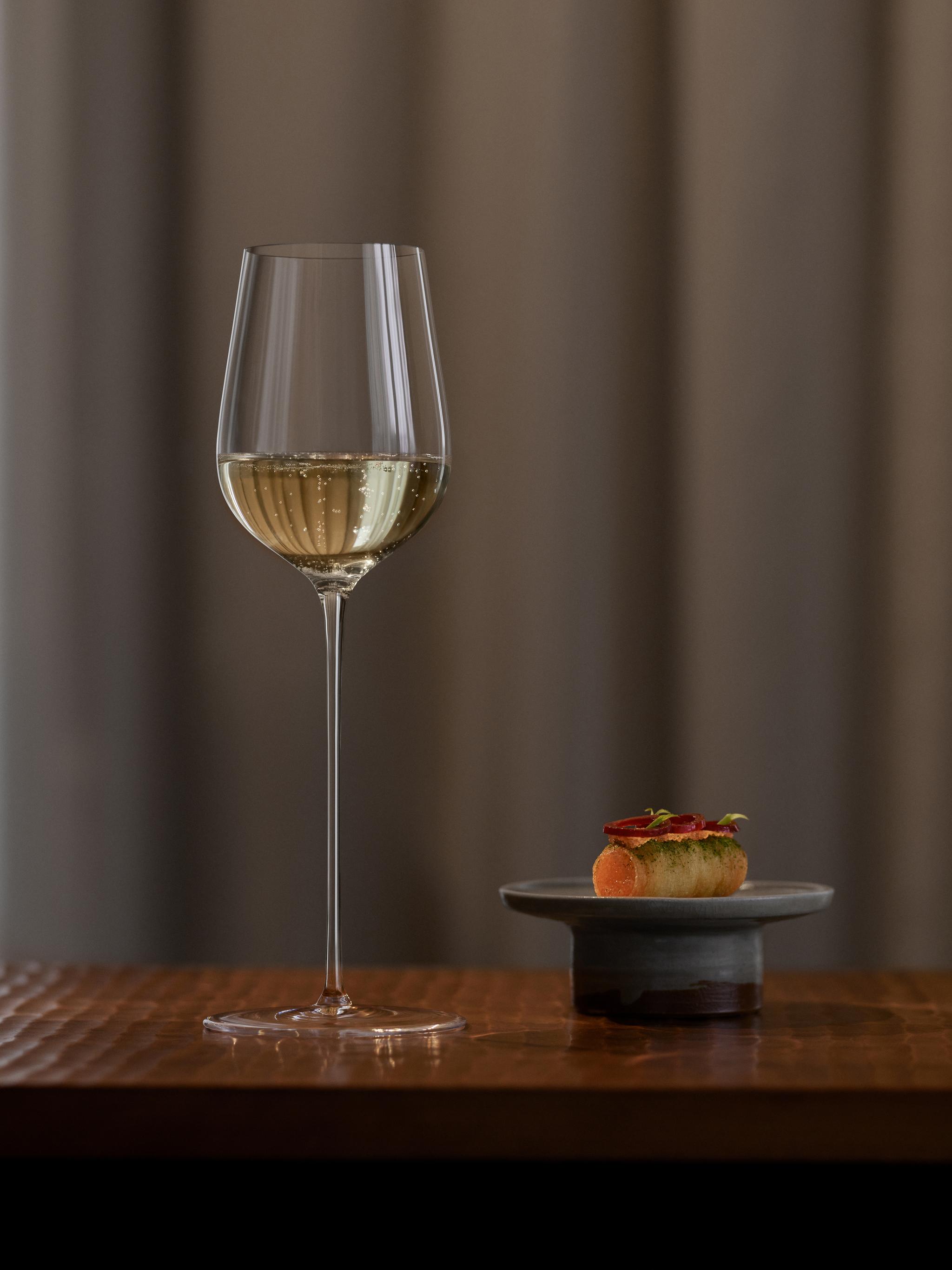 Elegant champagneglas och en liten aptitretare