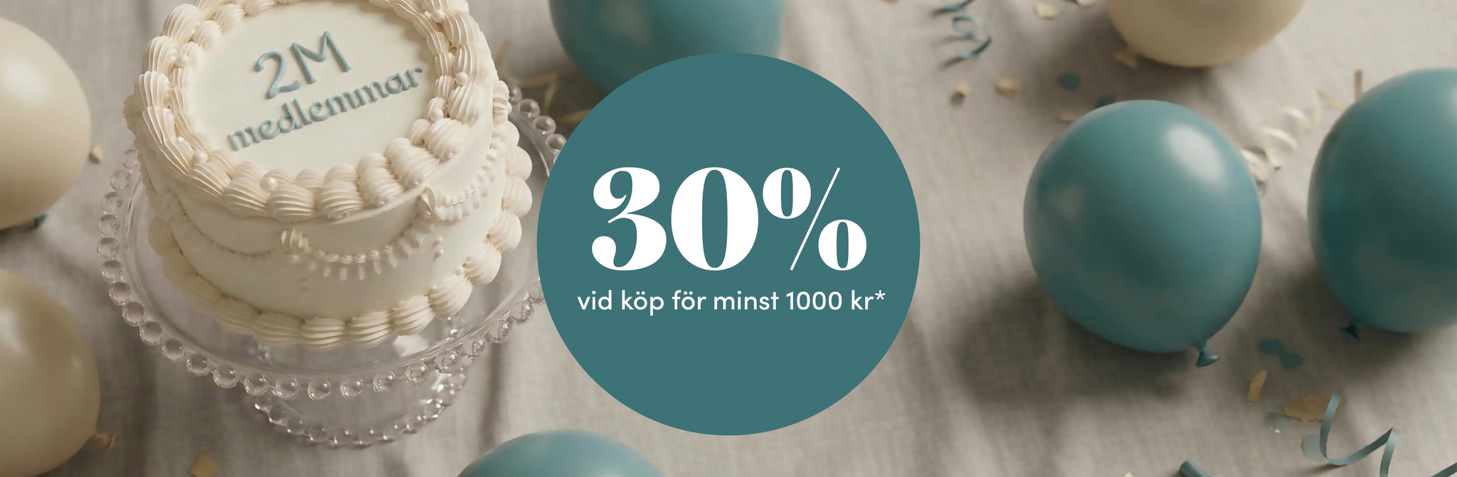 En festlig scen med en tårta med texten "2M medlemmar" omgiven av ballonger och konfetti. Ett överlägg meddelar "30 % rabatt vid köp över minst 1000 kr*
