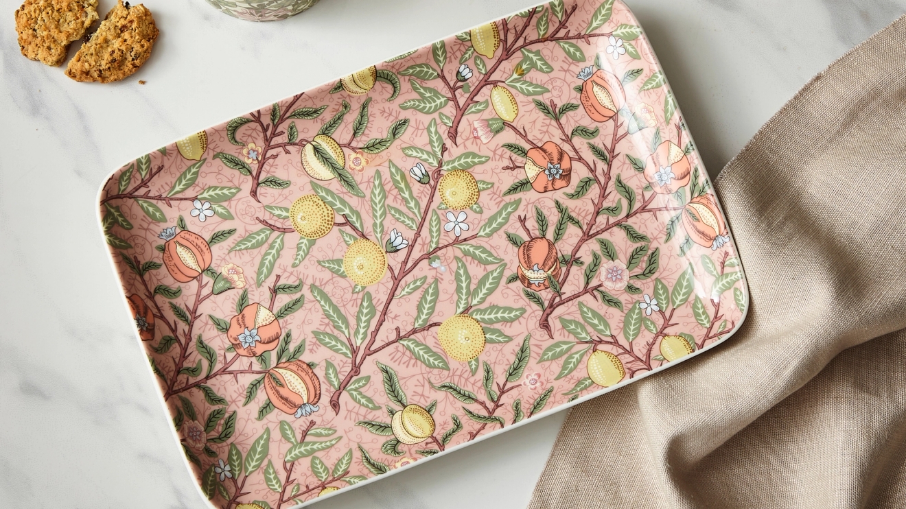 Serveringsbrickor i rosa med blommor 