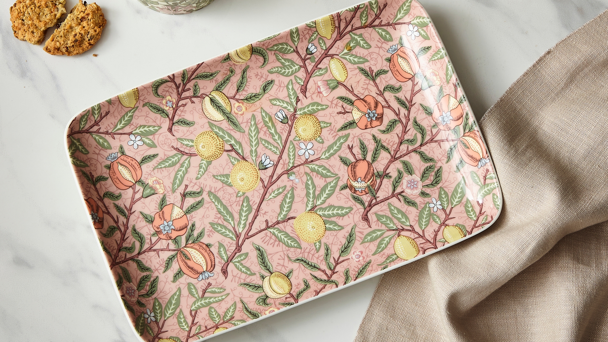 Serveringsbrett i rosa med blomster 