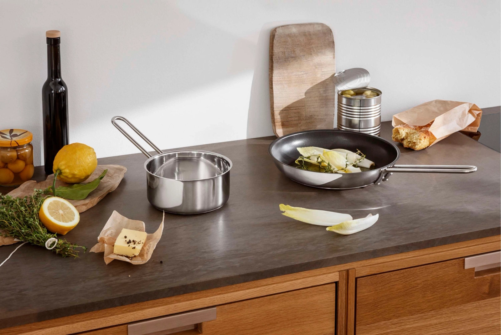 Matlagning, stekpannor, grönsaker, rotfrukter utspridda på ett bord